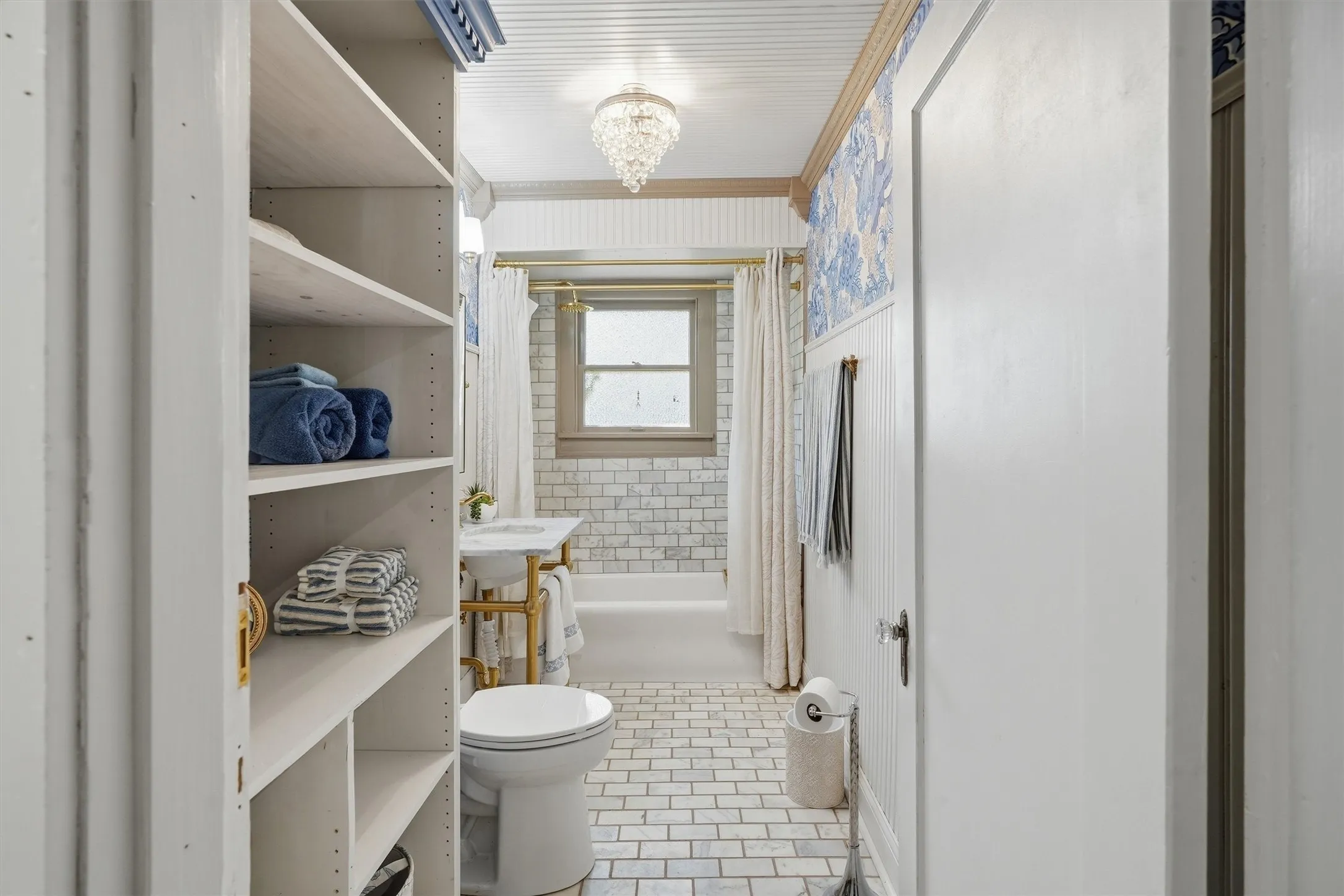 Single Family Residence For Sale in Johnson County , 704 Forrest Avenue, Cleburne, Texas 76033, 3 Bedroom, 2 Bathroom, Garage spaces, 1,811 Sqft, built in 1926, mls#21395701, Real Estate Agent in Cleburne, Homes For Sale in Johnson county, Homes For Sale in Cleburne, Realtor in Cleburne Texas, Real Estate Brokerage Independent Realty Texas, Luminita Cordes Realtor
