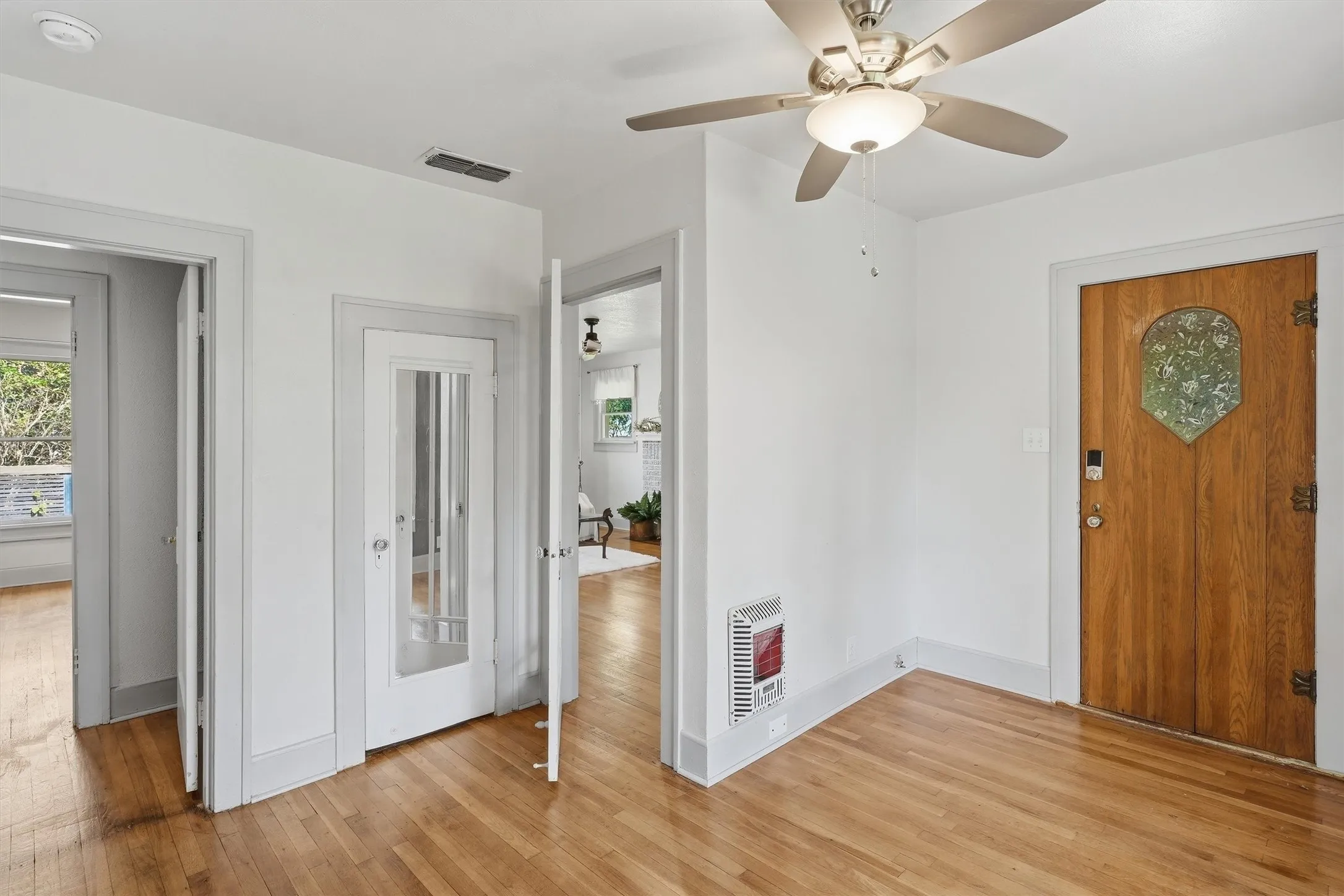 Single Family Residence For Sale in Johnson County , 704 Forrest Avenue, Cleburne, Texas 76033, 3 Bedroom, 2 Bathroom, Garage spaces, 1,811 Sqft, built in 1926, mls#21395701, Real Estate Agent in Cleburne, Homes For Sale in Johnson county, Homes For Sale in Cleburne, Realtor in Cleburne Texas, Real Estate Brokerage Independent Realty Texas, Luminita Cordes Realtor