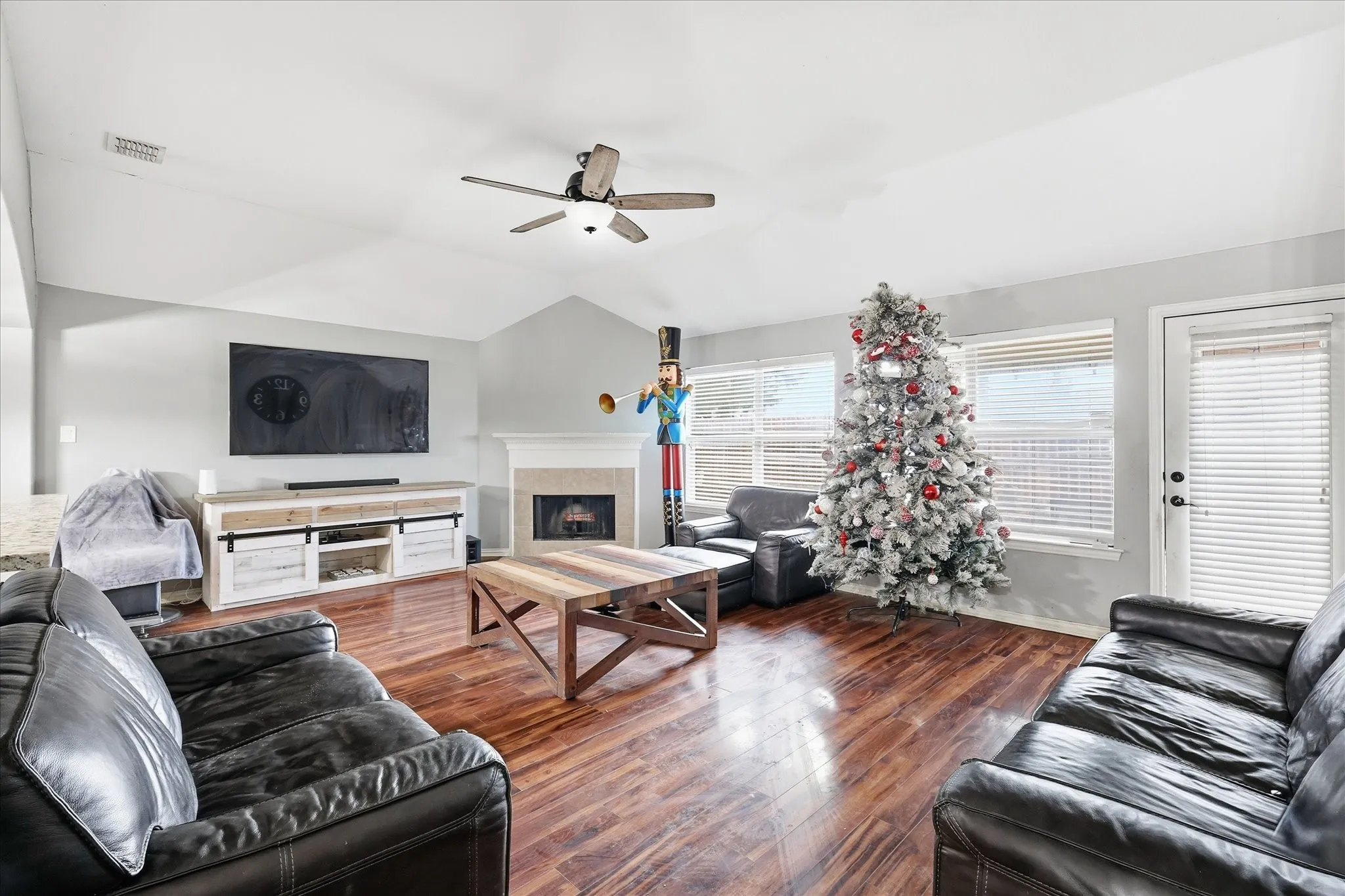 Single Family Residence For Sale in Tarrant County , 5403 Lavaca Road, Grand Prairie, Texas 75052, 4 Bedroom, 2 Bathroom, 2 Garage spaces, 2,236 Sqft, built in 2005, mls#21395982, Real Estate Agent in Grand Prairie, Homes For Sale in Tarrant county, Homes For Sale in Grand Prairie, Realtor in Grand Prairie Texas, Real Estate Brokerage Independent Realty Texas, Luminita Cordes Realtor