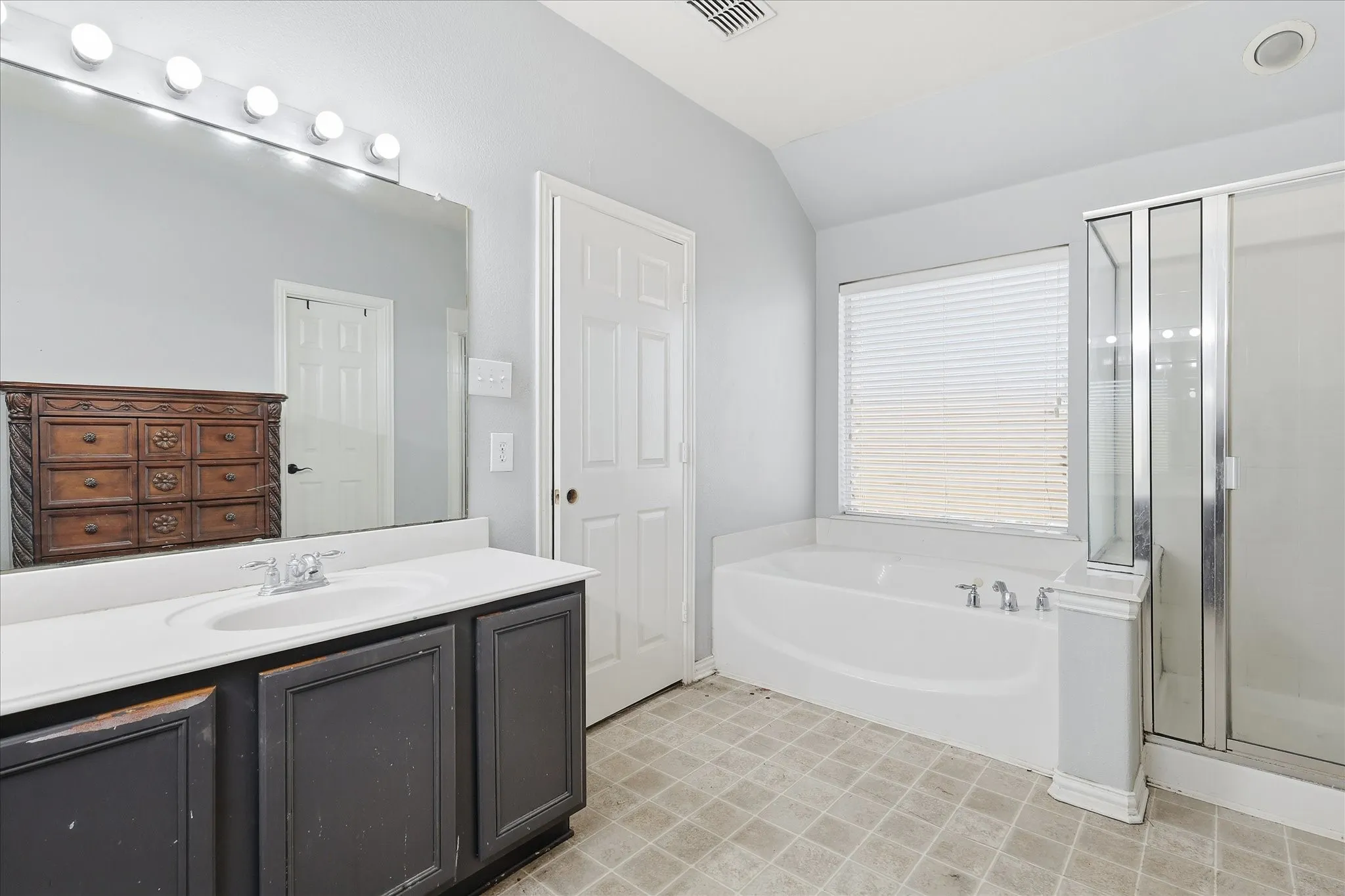 Single Family Residence For Sale in Tarrant County , 5403 Lavaca Road, Grand Prairie, Texas 75052, 4 Bedroom, 2 Bathroom, 2 Garage spaces, 2,236 Sqft, built in 2005, mls#21395982, Real Estate Agent in Grand Prairie, Homes For Sale in Tarrant county, Homes For Sale in Grand Prairie, Realtor in Grand Prairie Texas, Real Estate Brokerage Independent Realty Texas, Luminita Cordes Realtor
