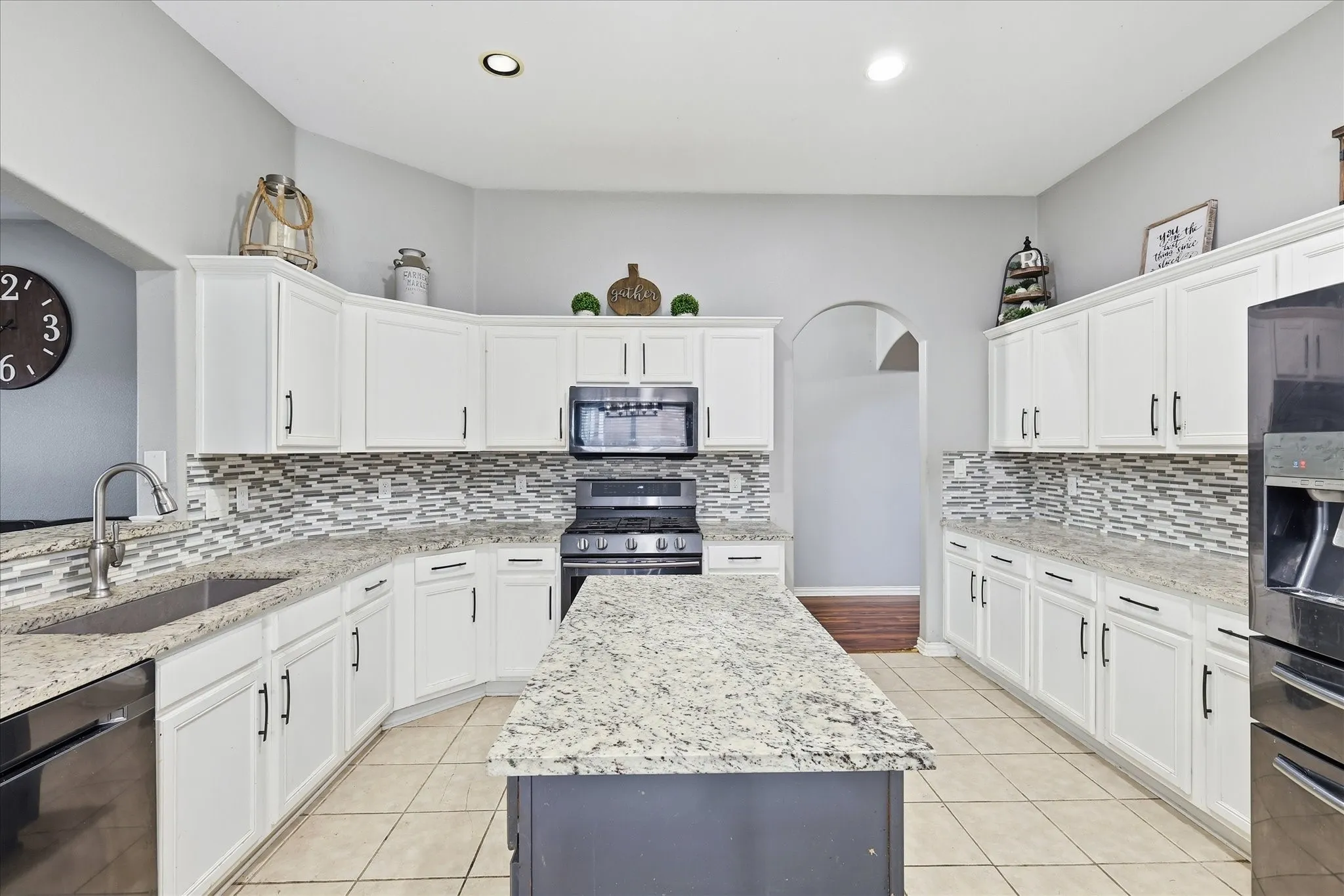 Single Family Residence For Sale in Tarrant County , 5403 Lavaca Road, Grand Prairie, Texas 75052, 4 Bedroom, 2 Bathroom, 2 Garage spaces, 2,236 Sqft, built in 2005, mls#21395982, Real Estate Agent in Grand Prairie, Homes For Sale in Tarrant county, Homes For Sale in Grand Prairie, Realtor in Grand Prairie Texas, Real Estate Brokerage Independent Realty Texas, Luminita Cordes Realtor