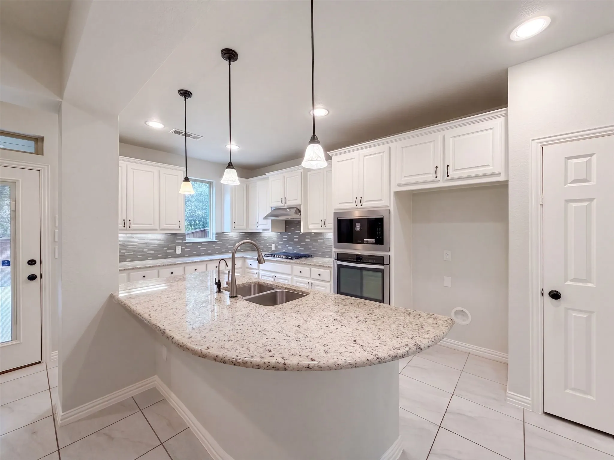 Single Family Residence For Sale in Denton County , 9332 Kaitlyn Court, Lantana, Texas 76226, 4 Bedroom, 4 Bathroom, 2 Garage spaces, 3,547 Sqft, built in 2016, mls#21396000, Real Estate Agent in Lantana, Homes For Sale in Denton county, Homes For Sale in Lantana, Realtor in Lantana Texas, Real Estate Brokerage Independent Realty Texas, Luminita Cordes Realtor
