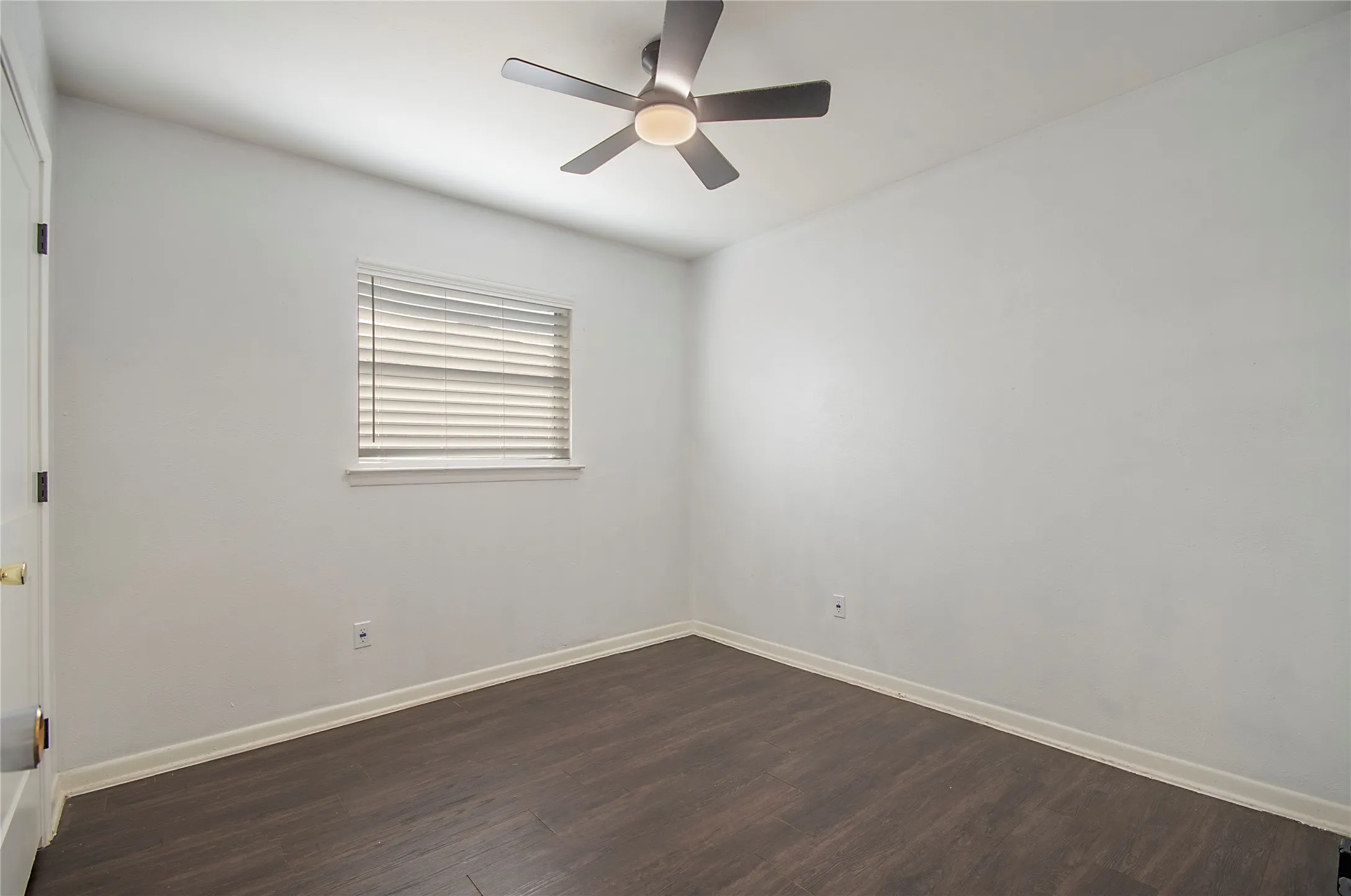 Recessed window with horizontal blinds