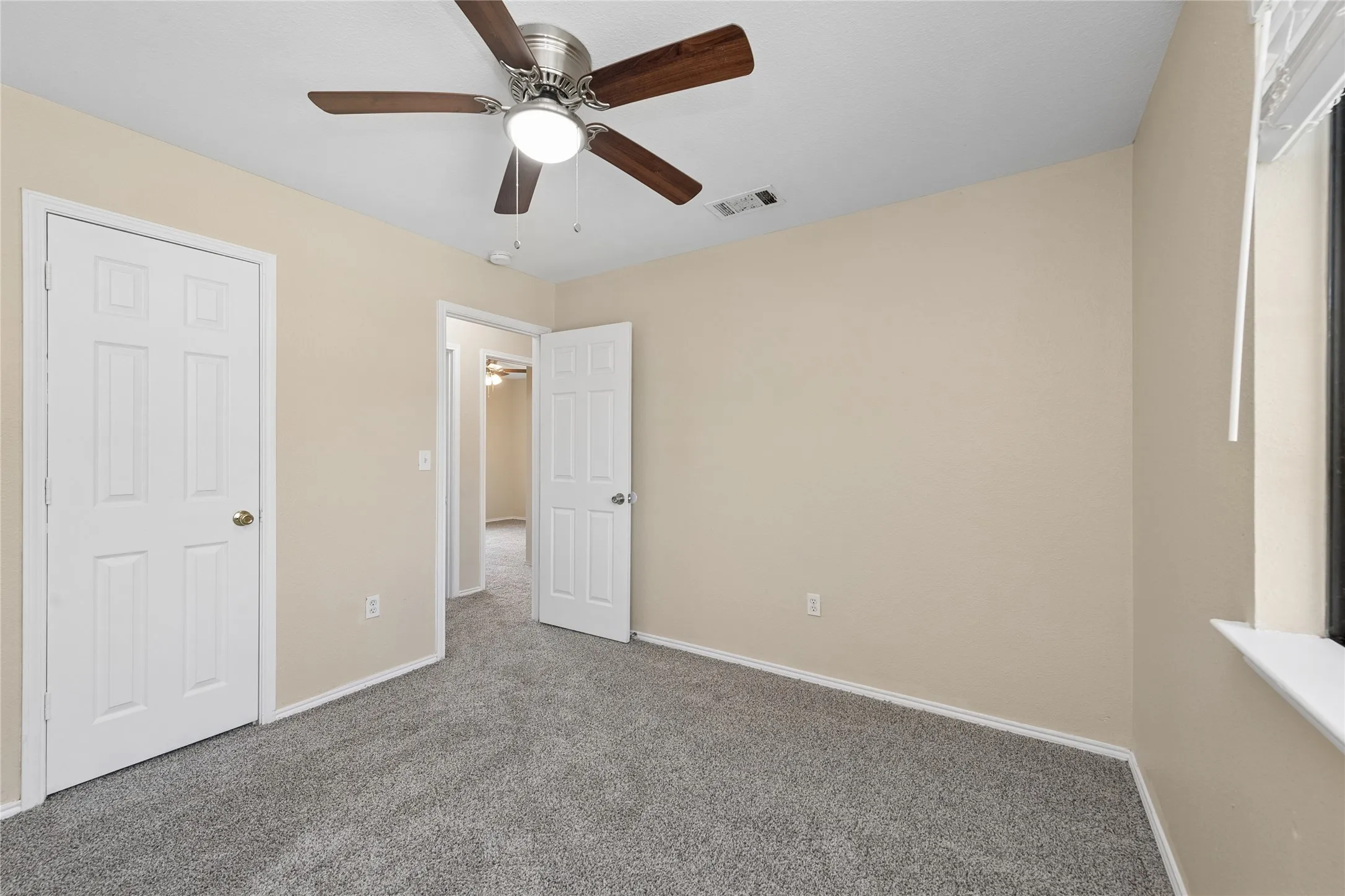 Neutral wall paint and gray carpeting