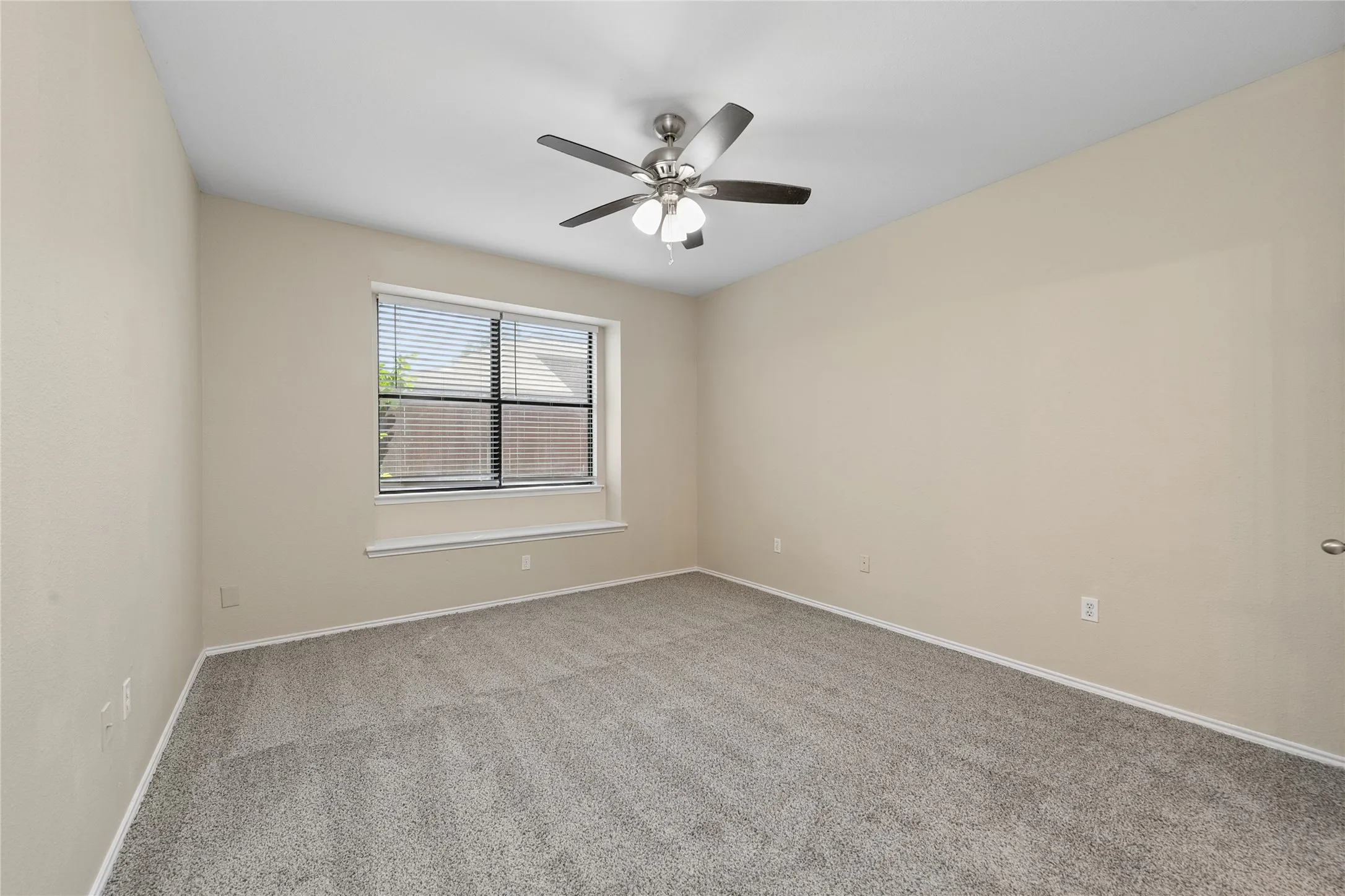 Neutral wall tones with a ceiling fan light fixture