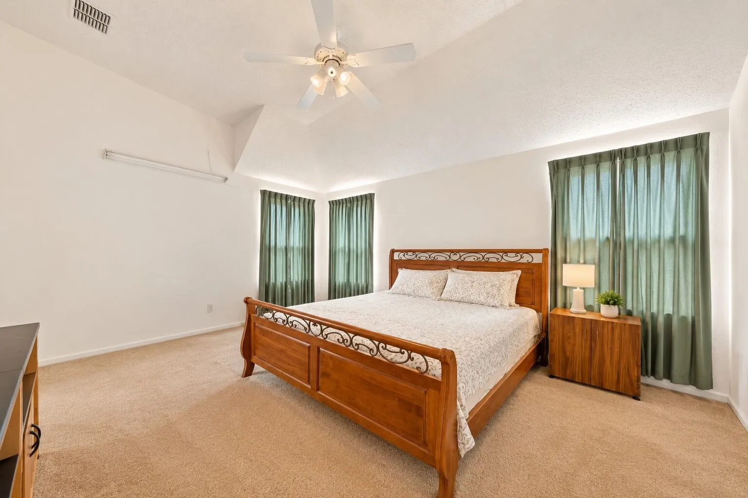 Single Family Residence For Sale in Tarrant County , 3407 Bryce Canyon, Grand Prairie, Texas 75052, 4 Bedroom, 2 Bathroom, 2 Garage spaces, 2,226 Sqft, built in 2002, mls#21389323, Real Estate Agent in Grand Prairie, Homes For Sale in Tarrant county, Homes For Sale in Grand Prairie, Realtor in Grand Prairie Texas, Real Estate Brokerage Independent Realty Texas, Luminita Cordes Realtor