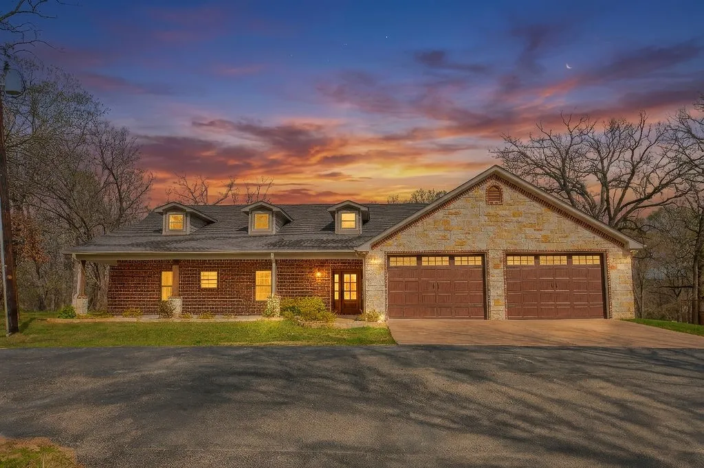 Single Family Residence For Sale in Smith County , 22782 N US Highway 69, Mineola, Texas 75773, 3 Bedroom, 3 Bathroom, 2 Garage spaces, 2,996 Sqft, built in 2018, mls#21396019, Real Estate Agent in Mineola, Homes For Sale in Smith county, Homes For Sale in Mineola, Realtor in Mineola Texas, Real Estate Brokerage Independent Realty Texas, Luminita Cordes Realtor
