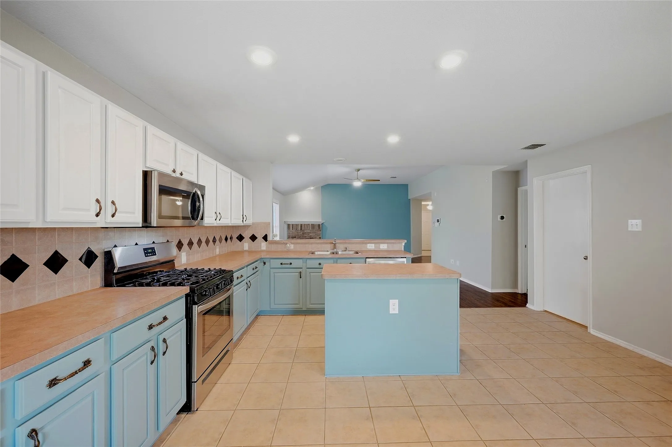 Single Family Residence For Rent in Grayson County , 3518 Portsmouth Place, Sherman, Texas 75092, 4 Bedroom, 2 Bathroom, 2 Garage spaces, 1,908 Sqft, built in 2005, mls#21396005, Real Estate Agent in Sherman, Homes For Rent in Grayson county, Homes For Rent in Sherman, Realtor in Sherman Texas, Real Estate Brokerage Independent Realty Texas, Luminita Cordes Realtor