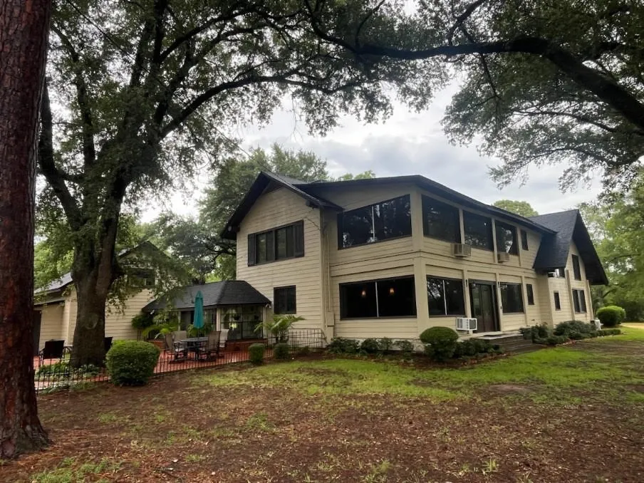 Farm For Sale in Freestone County , 1747 W Highway 84, Mexia, Texas 76667, 5 Bedroom, 5 Bathroom, Garage spaces, 4,276 Sqft, built in 1933, mls#21394841, Real Estate Agent in Mexia, Homes For Sale in Freestone county, Homes For Sale in Mexia, Realtor in Mexia Texas, Real Estate Brokerage Independent Realty Texas, Luminita Cordes Realtor