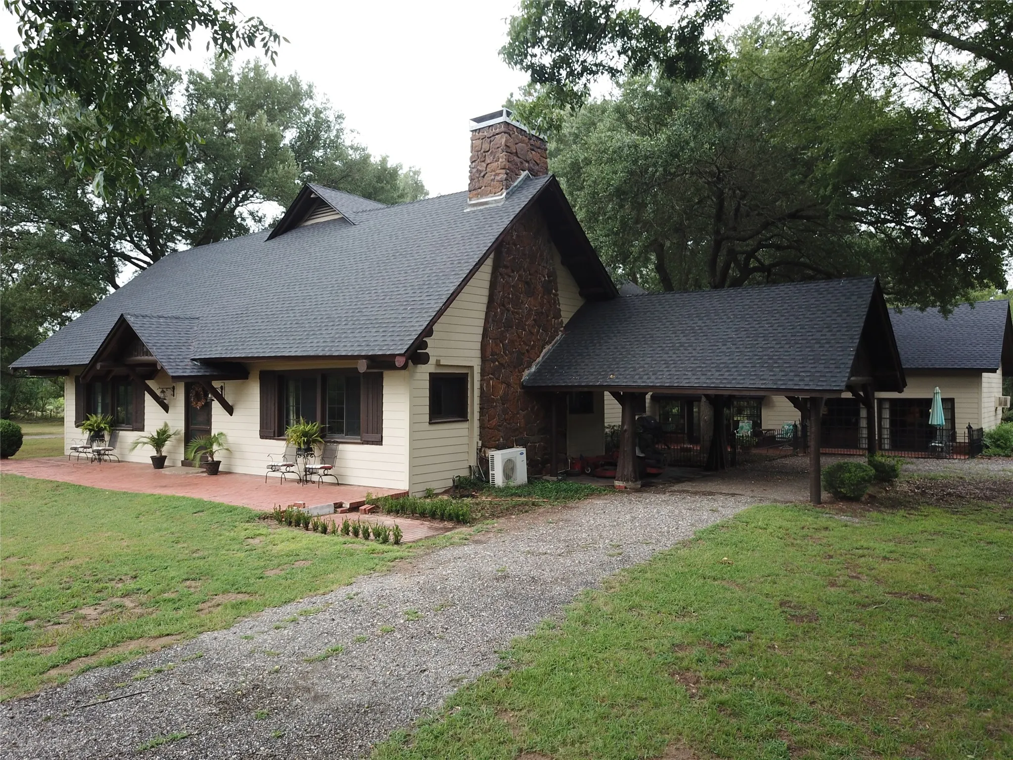 Farm For Sale in Freestone County , 1747 W Highway 84, Mexia, Texas 76667, 5 Bedroom, 5 Bathroom, Garage spaces, 4,276 Sqft, built in 1933, mls#21394841, Real Estate Agent in Mexia, Homes For Sale in Freestone county, Homes For Sale in Mexia, Realtor in Mexia Texas, Real Estate Brokerage Independent Realty Texas, Luminita Cordes Realtor