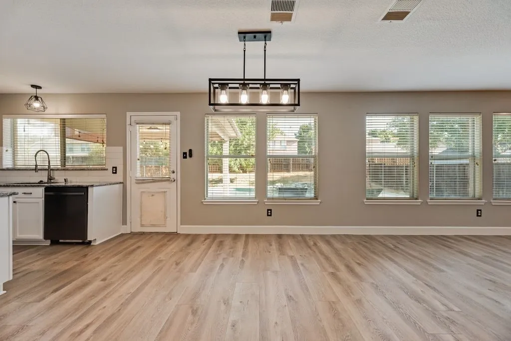 Single Family Residence For Rent in Collin County , 1316 Hunter Lane, Celina, Texas 75009, 4 Bedroom, 3 Bathroom, 2 Garage spaces, 2,539 Sqft, built in 2003, mls#21391859, Real Estate Agent in Celina, Homes For Rent in Collin county, Homes For Rent in Celina, Realtor in Celina Texas, Real Estate Brokerage Independent Realty Texas, Luminita Cordes Realtor