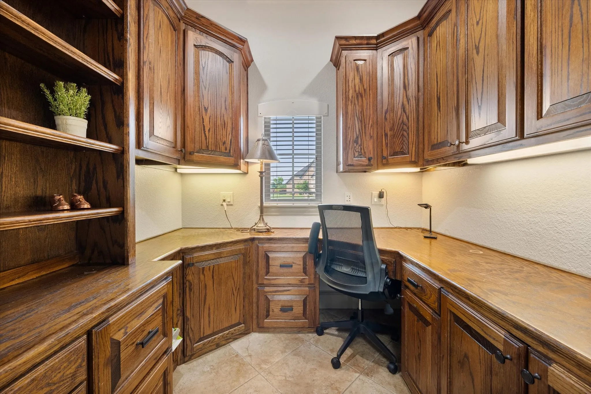 Single Family Residence For Sale in Wise County , 103 Oak Grove Lane, Boyd, Texas 76023, 6 Bedroom, 5 Bathroom, 4 Garage spaces, 5,513 Sqft, built in 2007, mls#21387246, Real Estate Agent in Boyd, Homes For Sale in Wise county, Homes For Sale in Boyd, Realtor in Boyd Texas, Real Estate Brokerage Independent Realty Texas, Luminita Cordes Realtor