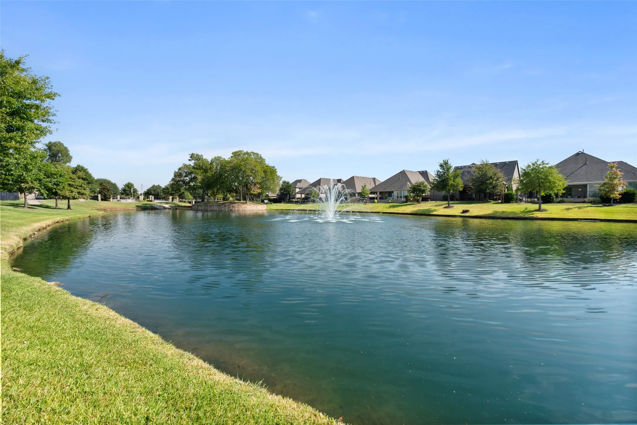 Single Family Residence For Sale in Tarrant County , 5604 Heron Drive W, Colleyville, Texas 76034, 3 Bedroom, 3 Bathroom, 2 Garage spaces, 2,738 Sqft, built in 2016, mls#21395432, Real Estate Agent in Colleyville, Homes For Sale in Tarrant county, Homes For Sale in Colleyville, Realtor in Colleyville Texas, Real Estate Brokerage Independent Realty Texas, Luminita Cordes Realtor
