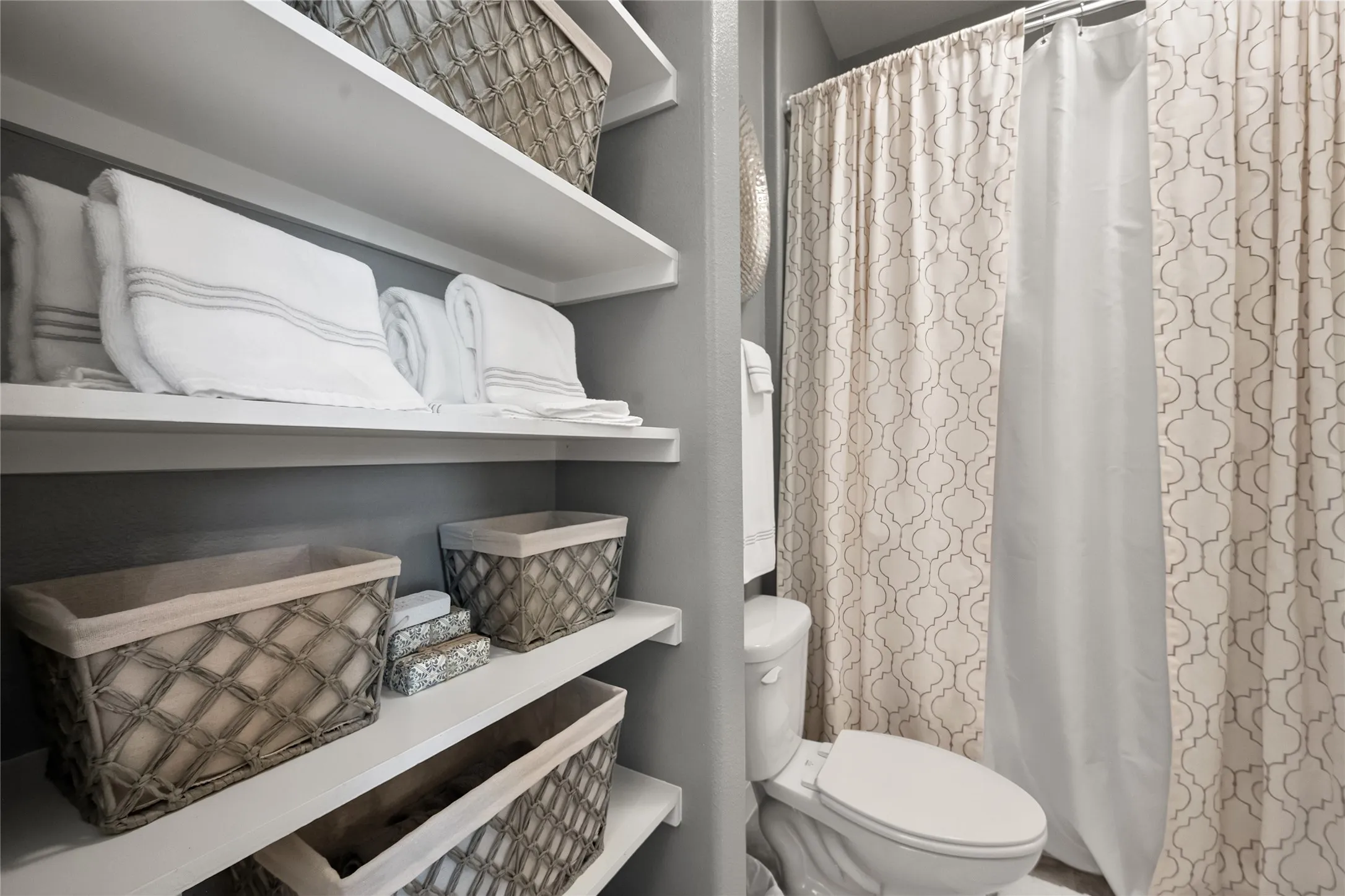Single Family Residence For Sale in Tarrant County , 5604 Heron Drive W, Colleyville, Texas 76034, 3 Bedroom, 3 Bathroom, 2 Garage spaces, 2,738 Sqft, built in 2016, mls#21395432, Real Estate Agent in Colleyville, Homes For Sale in Tarrant county, Homes For Sale in Colleyville, Realtor in Colleyville Texas, Real Estate Brokerage Independent Realty Texas, Luminita Cordes Realtor