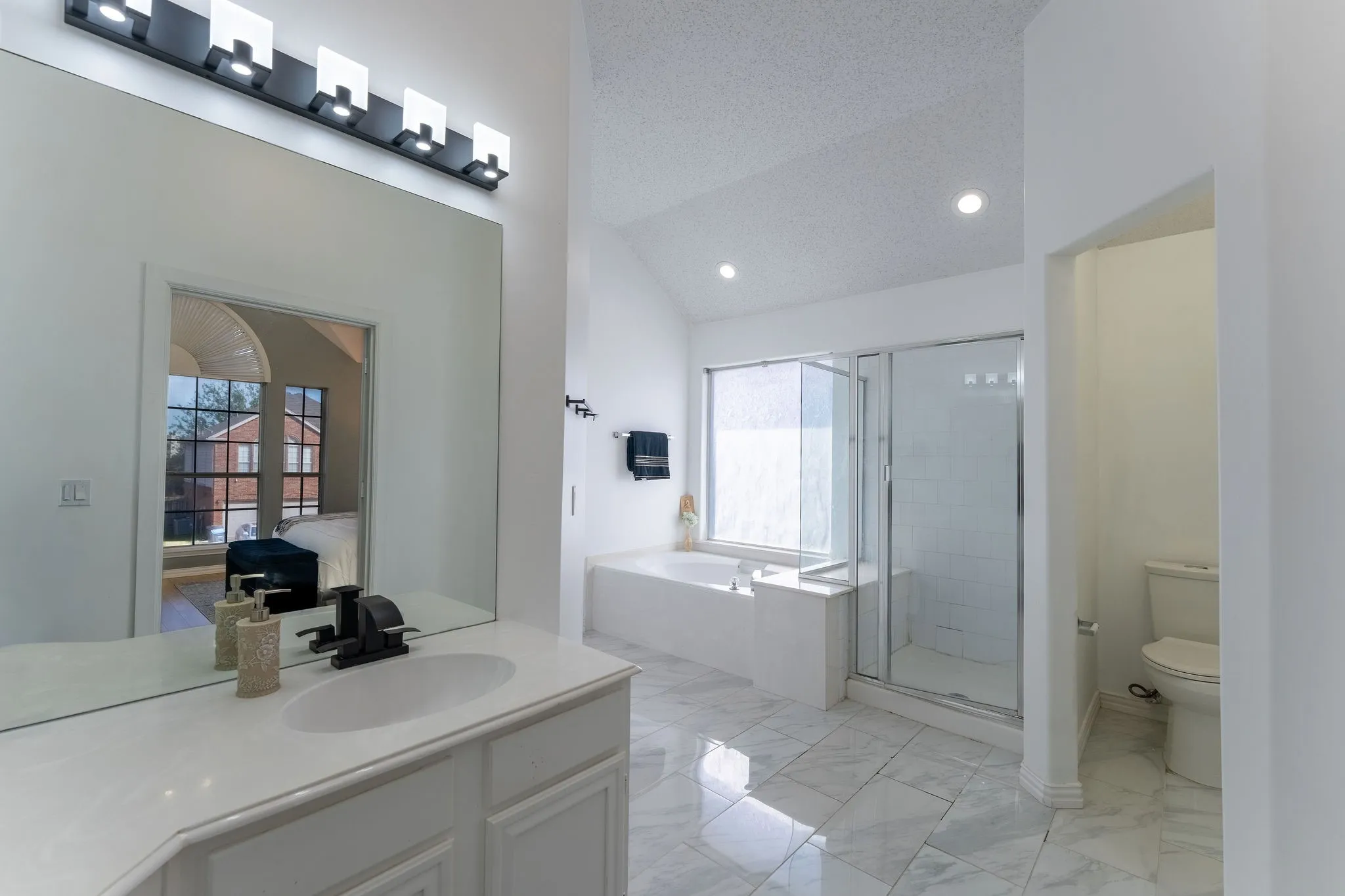 Single Family Residence For Sale in Tarrant County , 7874 Parkmount Court, Fort Worth, Texas 76137, 3 Bedroom, 3 Bathroom, 2 Garage spaces, 2,235 Sqft, built in 1999, mls#21396032, Real Estate Agent in Fort Worth, Homes For Sale in Tarrant county, Homes For Sale in Fort Worth, Realtor in Fort Worth Texas, Real Estate Brokerage Independent Realty Texas, Luminita Cordes Realtor