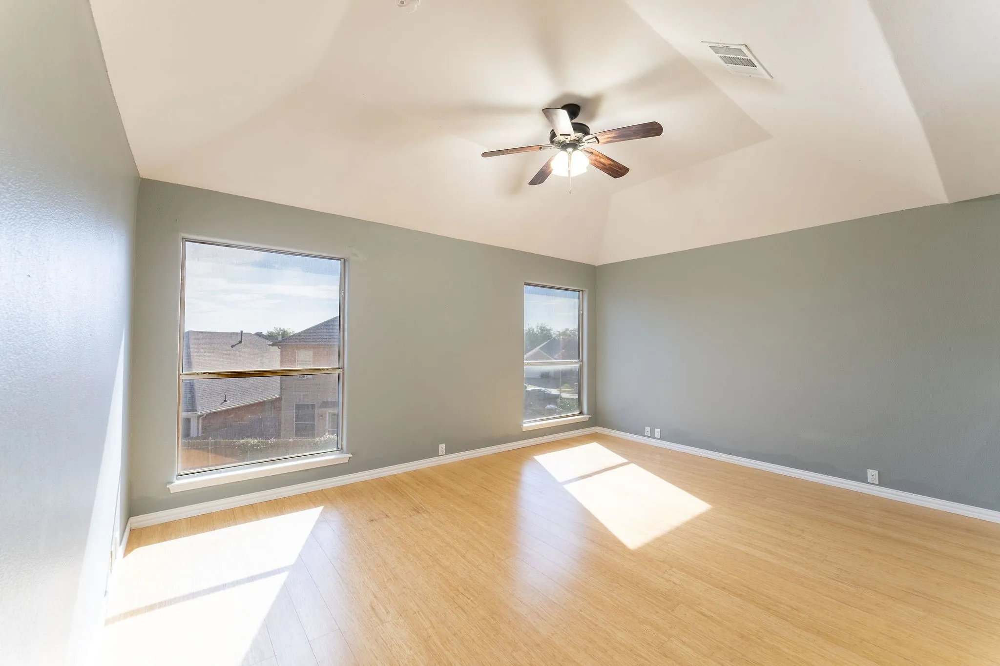Single Family Residence For Sale in Tarrant County , 7874 Parkmount Court, Fort Worth, Texas 76137, 3 Bedroom, 3 Bathroom, 2 Garage spaces, 2,235 Sqft, built in 1999, mls#21396032, Real Estate Agent in Fort Worth, Homes For Sale in Tarrant county, Homes For Sale in Fort Worth, Realtor in Fort Worth Texas, Real Estate Brokerage Independent Realty Texas, Luminita Cordes Realtor