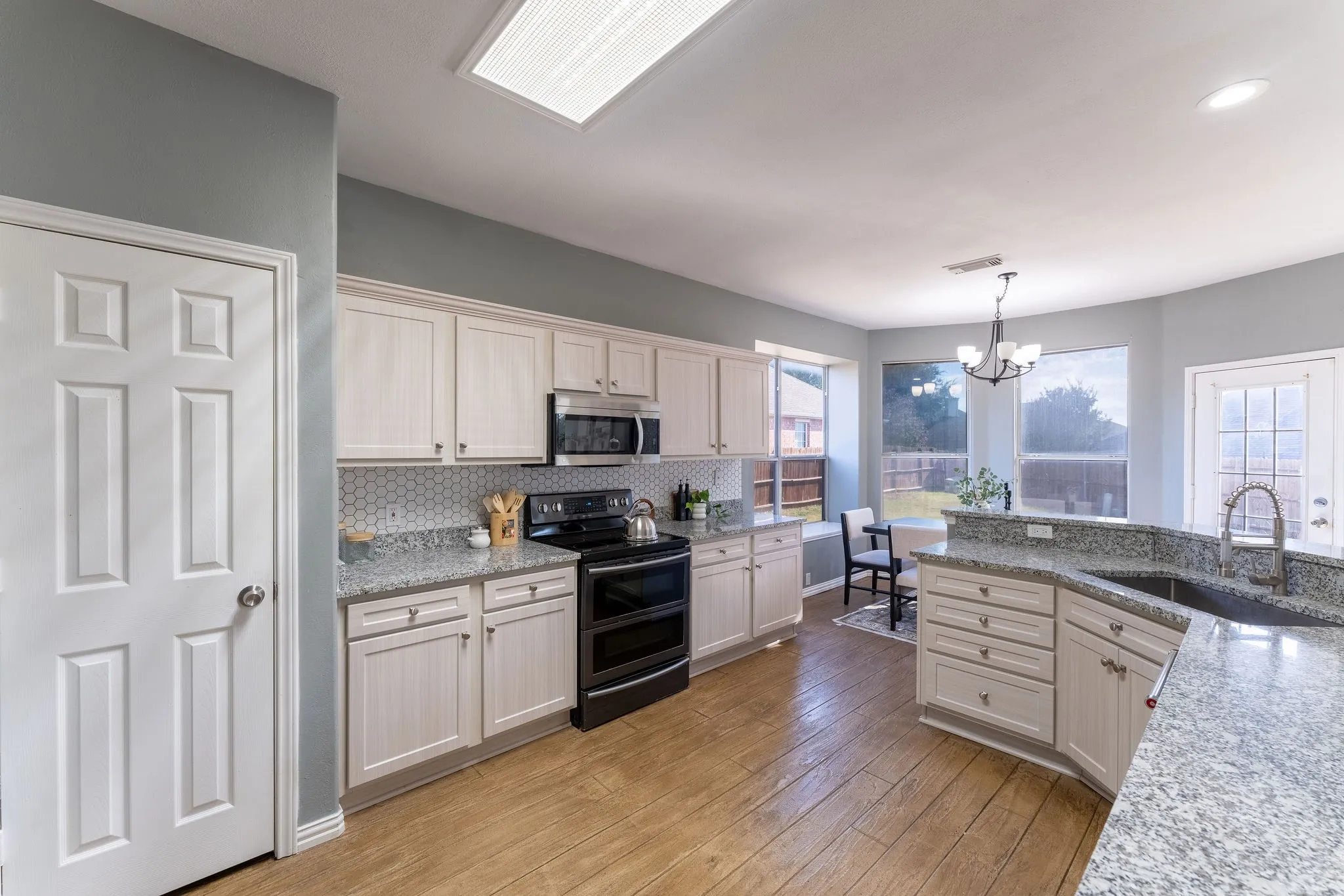 Single Family Residence For Sale in Tarrant County , 7874 Parkmount Court, Fort Worth, Texas 76137, 3 Bedroom, 3 Bathroom, 2 Garage spaces, 2,235 Sqft, built in 1999, mls#21396032, Real Estate Agent in Fort Worth, Homes For Sale in Tarrant county, Homes For Sale in Fort Worth, Realtor in Fort Worth Texas, Real Estate Brokerage Independent Realty Texas, Luminita Cordes Realtor