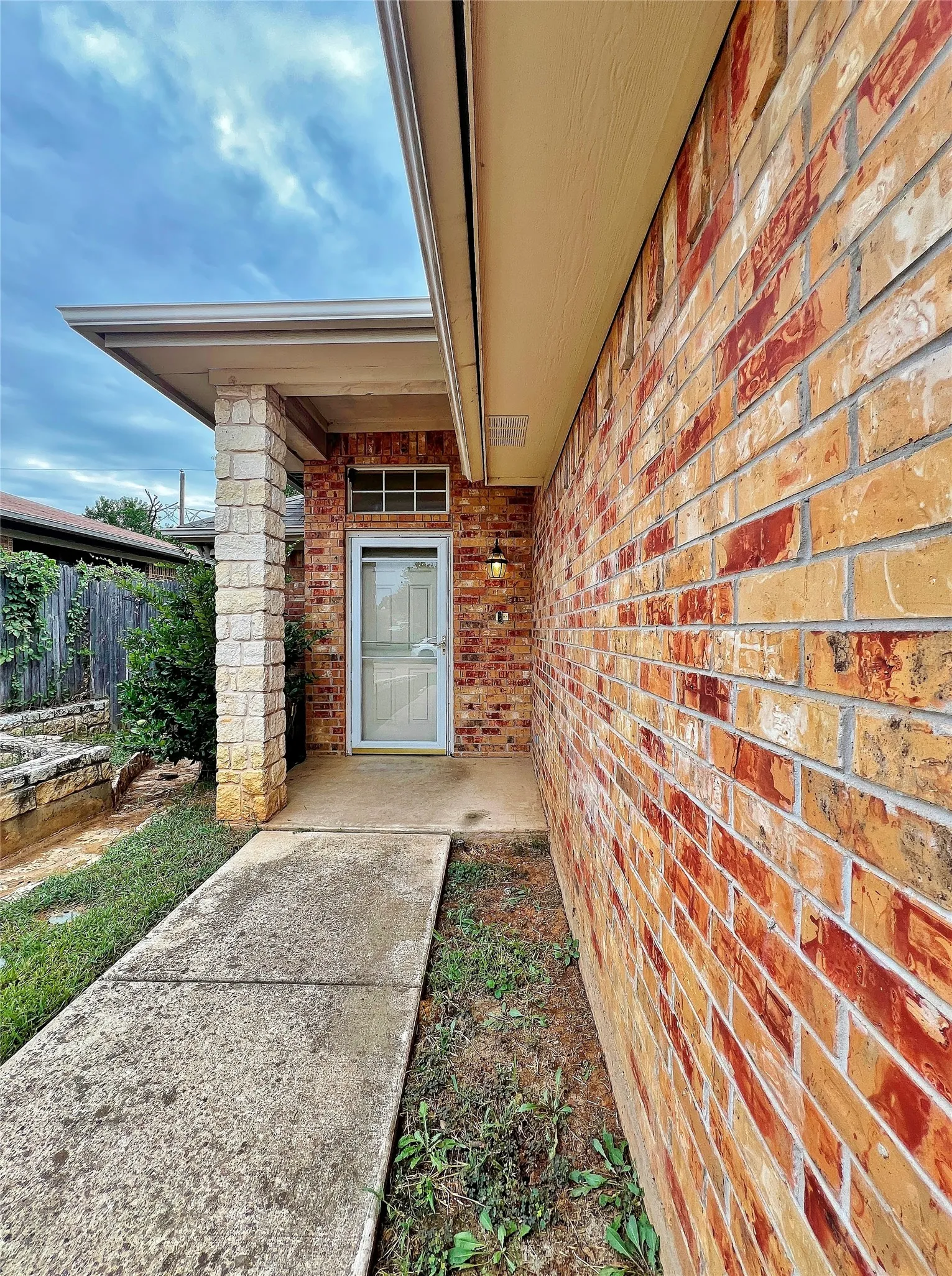 Duplex For Rent in Tarrant County , 5131 Trail Dust Lane, Arlington, Texas 76017, 2 Bedroom, 2 Bathroom, 2 Garage spaces, 1,144 Sqft, built in 2001, mls#21396034, Real Estate Agent in Arlington, Homes For Rent in Tarrant county, Homes For Rent in Arlington, Realtor in Arlington Texas, Real Estate Brokerage Independent Realty Texas, Luminita Cordes Realtor
