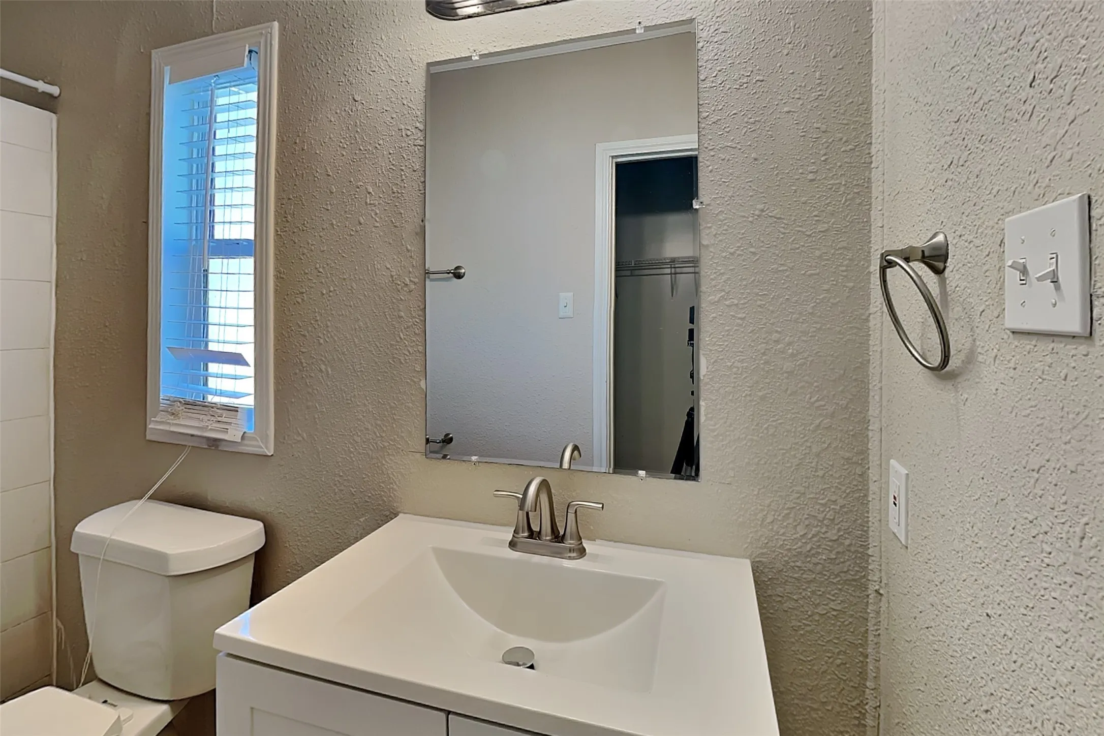 Single Family Residence For Rent in Dallas County , 13753 Biggs Street, Dallas, Texas 75253, 3 Bedroom, 2 Bathroom, Garage spaces, 1,120 Sqft, built in 2001, mls#21395310, Real Estate Agent in Dallas, Homes For Rent in Dallas county, Homes For Rent in Dallas, Realtor in Dallas Texas, Real Estate Brokerage Independent Realty Texas, Luminita Cordes Realtor
