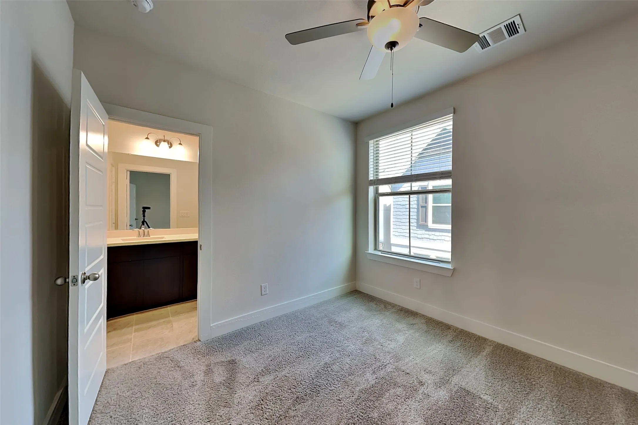 Apartment For Rent in Dallas County , 2727 Flowering Peach Lane, Dallas, Texas 75212, 3 Bedroom, 4 Bathroom, 2 Garage spaces, 1,920 Sqft, built in 2020, mls#21395281, Real Estate Agent in Dallas, Homes For Rent in Dallas county, Homes For Rent in Dallas, Realtor in Dallas Texas, Real Estate Brokerage Independent Realty Texas, Luminita Cordes Realtor