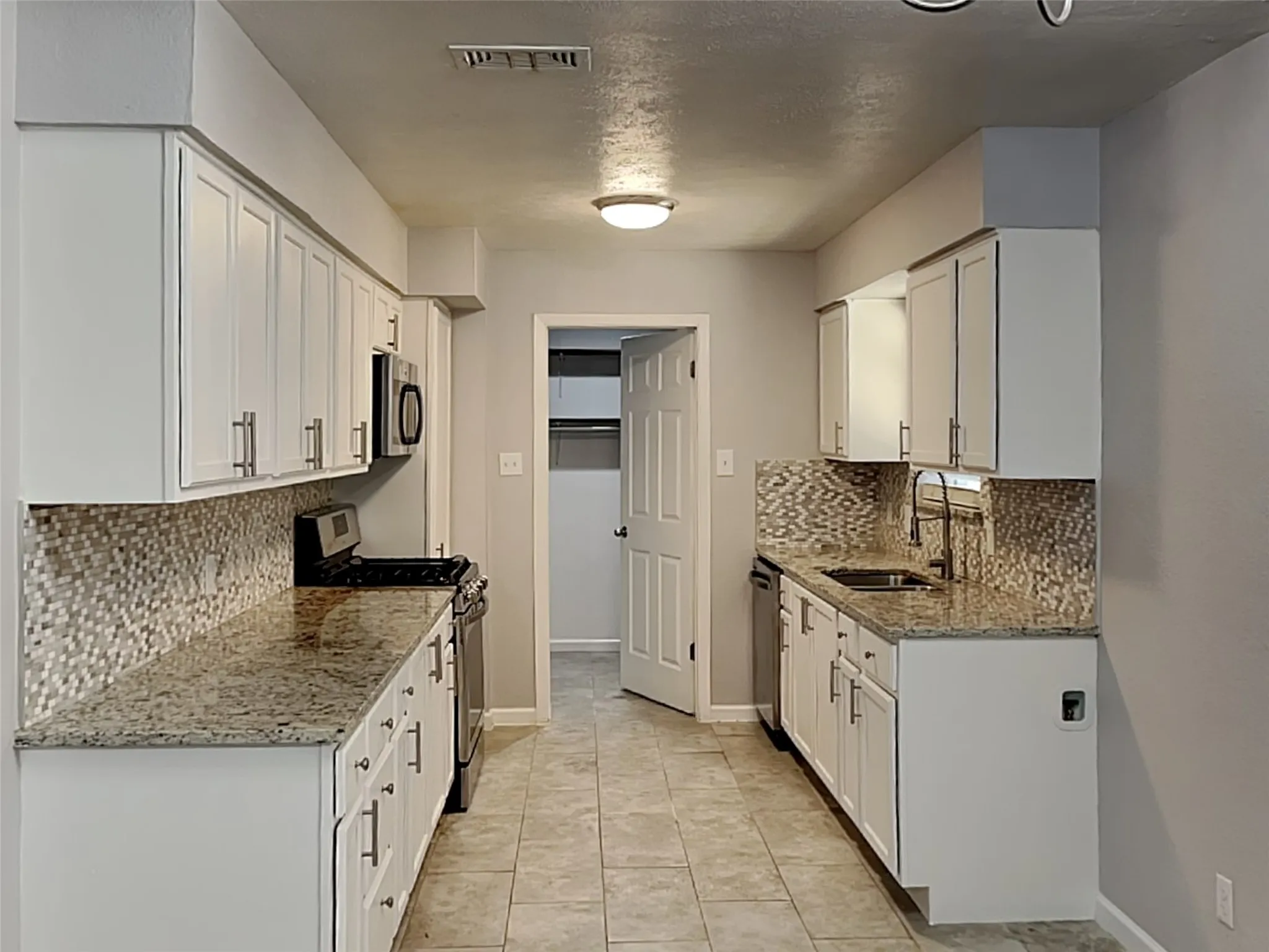 Single Family Residence For Rent in Tarrant County , 300 Newport Circle, Euless, Texas 76039, 3 Bedroom, 2 Bathroom, Garage spaces, 1,672 Sqft, built in 1970, mls#21395255, Real Estate Agent in Euless, Homes For Rent in Tarrant county, Homes For Rent in Euless, Realtor in Euless Texas, Real Estate Brokerage Independent Realty Texas, Luminita Cordes Realtor