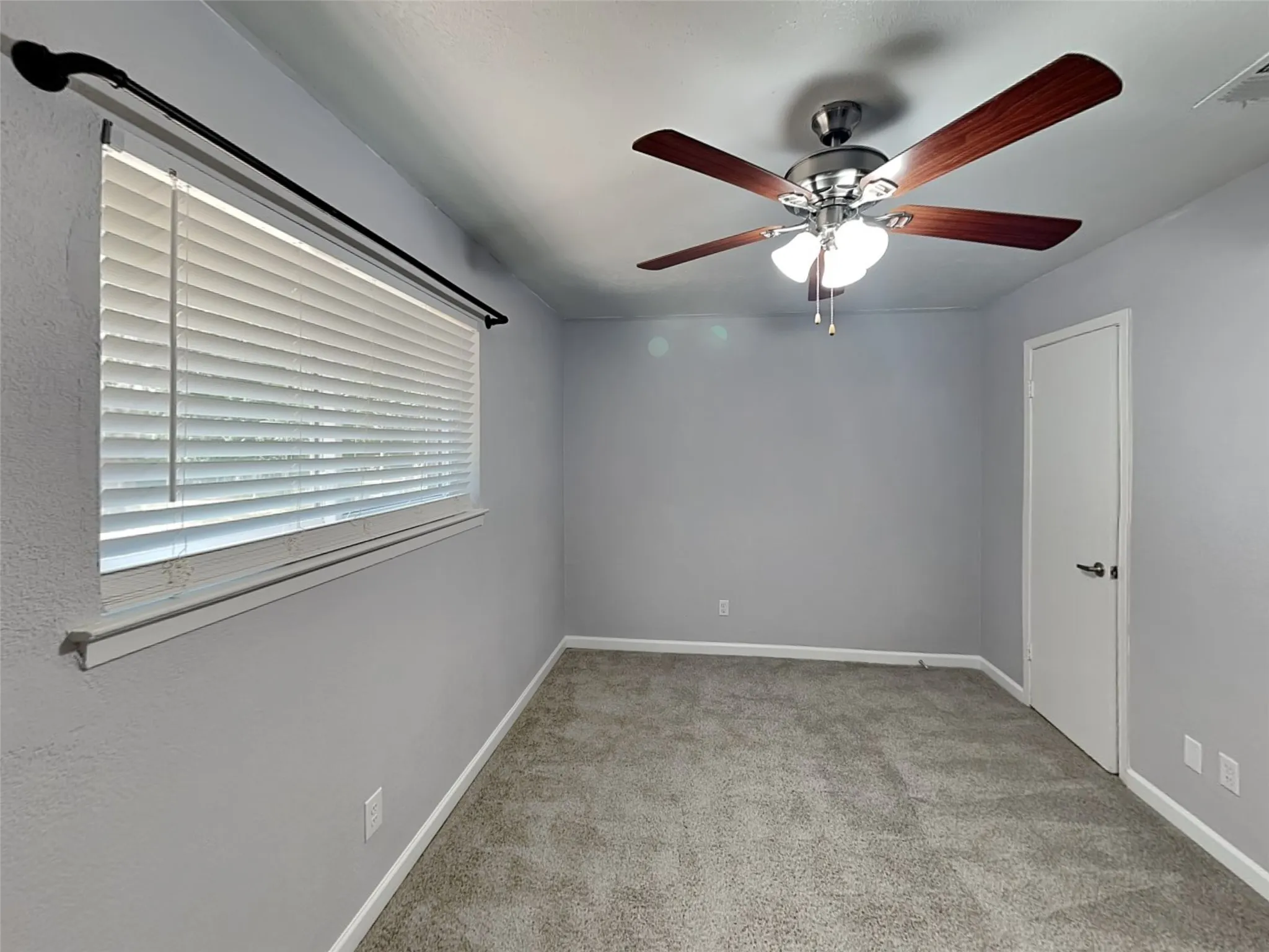 Single Family Residence For Rent in Tarrant County , 300 Newport Circle, Euless, Texas 76039, 3 Bedroom, 2 Bathroom, Garage spaces, 1,672 Sqft, built in 1970, mls#21395255, Real Estate Agent in Euless, Homes For Rent in Tarrant county, Homes For Rent in Euless, Realtor in Euless Texas, Real Estate Brokerage Independent Realty Texas, Luminita Cordes Realtor