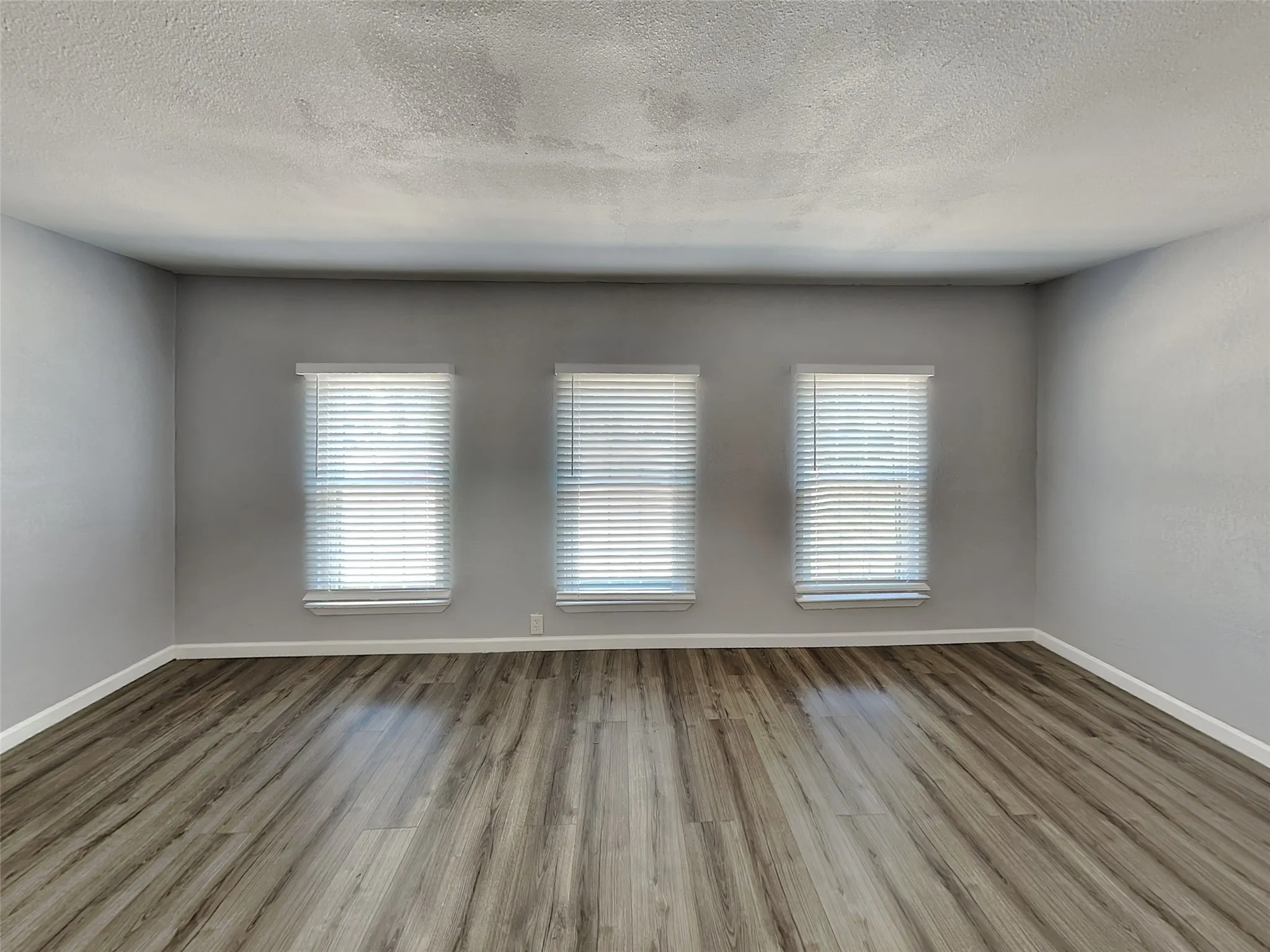 Single Family Residence For Rent in Tarrant County , 300 Newport Circle, Euless, Texas 76039, 3 Bedroom, 2 Bathroom, Garage spaces, 1,672 Sqft, built in 1970, mls#21395255, Real Estate Agent in Euless, Homes For Rent in Tarrant county, Homes For Rent in Euless, Realtor in Euless Texas, Real Estate Brokerage Independent Realty Texas, Luminita Cordes Realtor