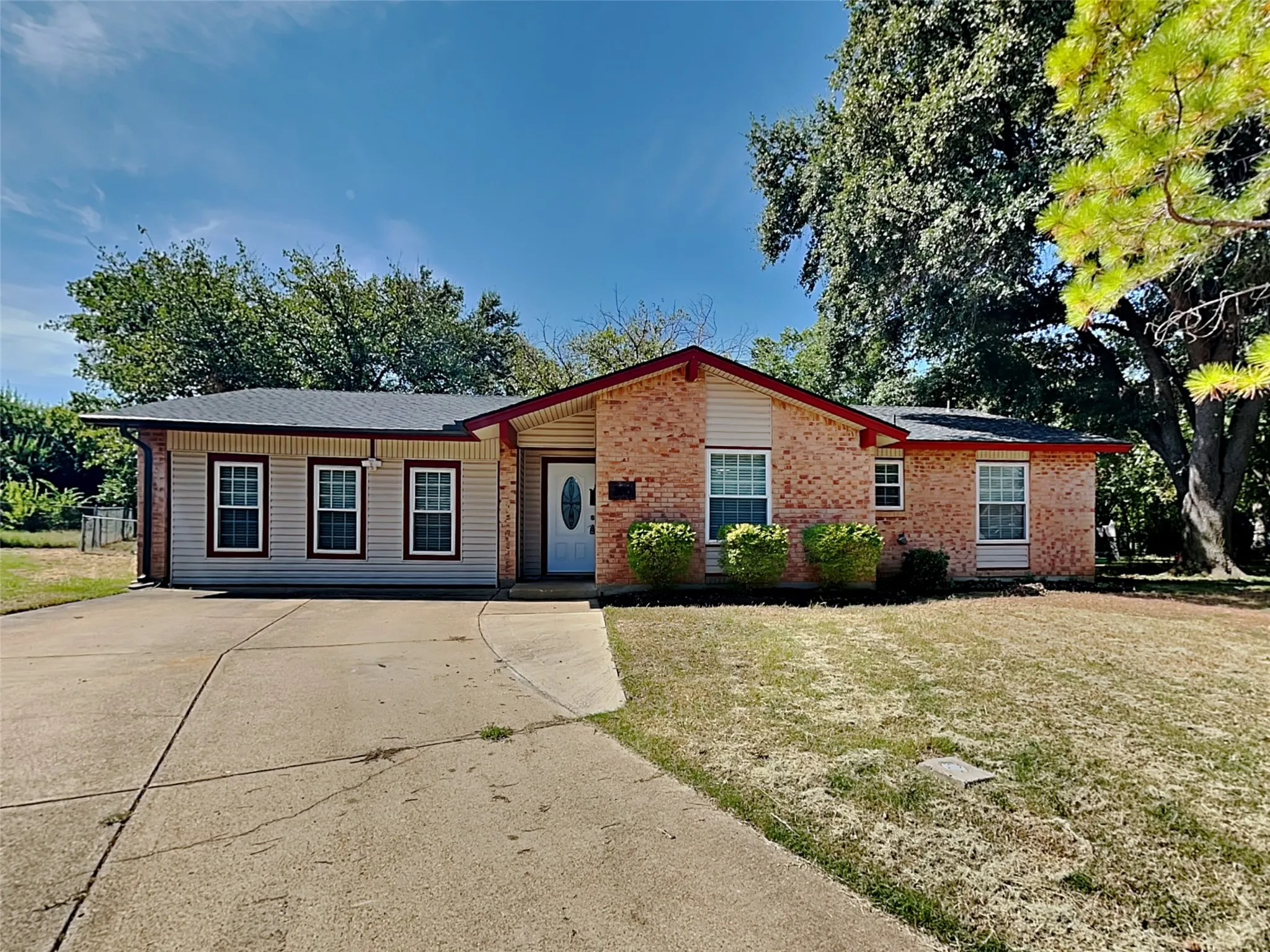 Single Family Residence For Rent in Tarrant County , 300 Newport Circle, Euless, Texas 76039, 3 Bedroom, 2 Bathroom, Garage spaces, 1,672 Sqft, built in 1970, mls#21395255, Real Estate Agent in Euless, Homes For Rent in Tarrant county, Homes For Rent in Euless, Realtor in Euless Texas, Real Estate Brokerage Independent Realty Texas, Luminita Cordes Realtor