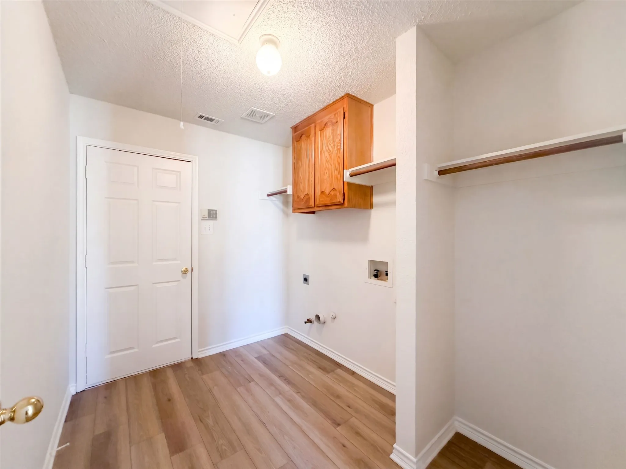 Single Family Residence For Sale in Collin County , 3203 Orchid Drive, Mc Kinney, Texas 75070, 3 Bedroom, 2 Bathroom, 2 Garage spaces, 1,585 Sqft, built in 1995, mls#21396036, Real Estate Agent in Mc Kinney, Homes For Sale in Collin county, Homes For Sale in Mc Kinney, Realtor in Mc Kinney Texas, Real Estate Brokerage Independent Realty Texas, Luminita Cordes Realtor