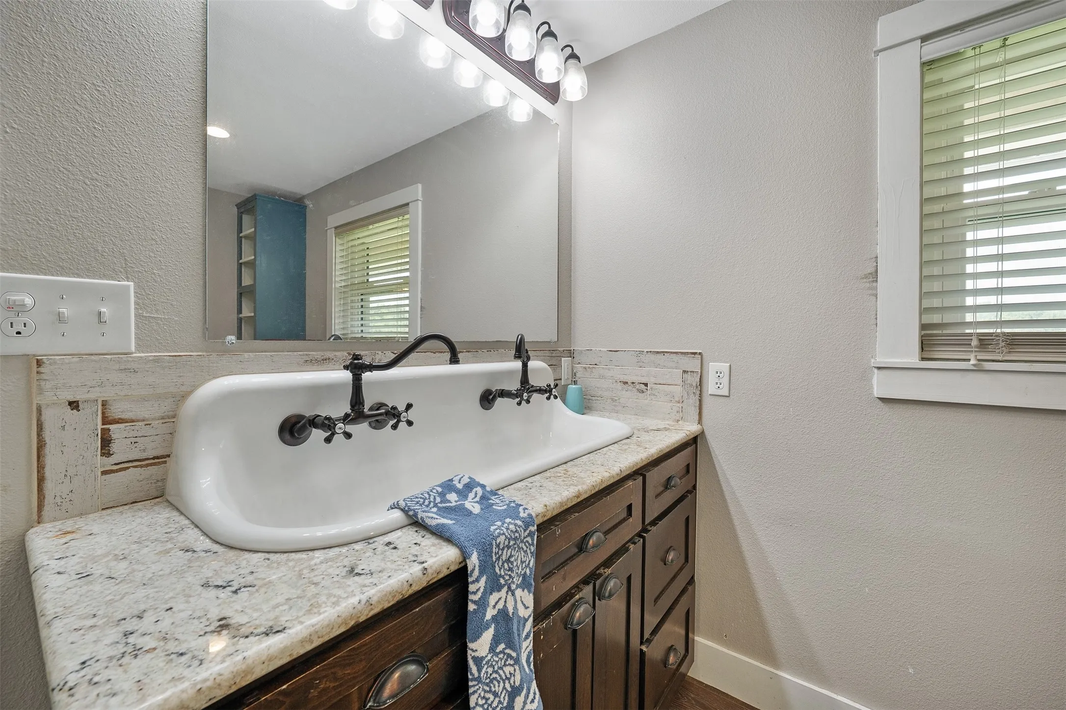 Single Family Residence For Sale in Wood County , 435 County Road 3204, Quitman, Texas 75783, 5 Bedroom, 4 Bathroom, Garage spaces, 2,807 Sqft, built in 1980, mls#21395998, Real Estate Agent in Quitman, Homes For Sale in Wood county, Homes For Sale in Quitman, Realtor in Quitman Texas, Real Estate Brokerage Independent Realty Texas, Luminita Cordes Realtor