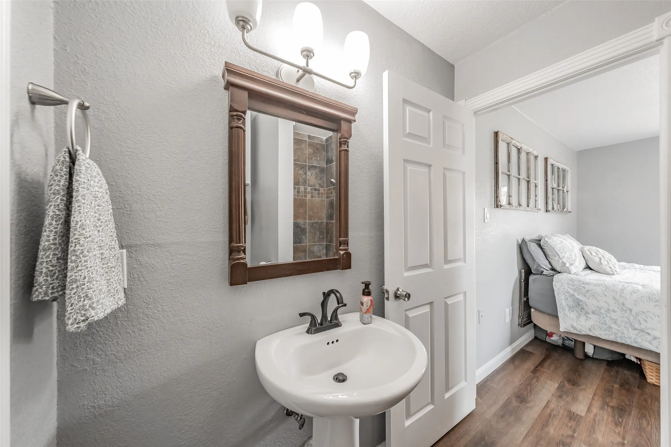 Single Family Residence For Sale in Tarrant County , 7008 Smithfield Road, North Richland Hills, Texas 76182, 3 Bedroom, 3 Bathroom, 1 Garage spaces, 1,357 Sqft, built in 1971, mls#21394722, Real Estate Agent in North Richland Hills, Homes For Sale in Tarrant county, Homes For Sale in North Richland Hills, Realtor in North Richland Hills Texas, Real Estate Brokerage Independent Realty Texas, Luminita Cordes Realtor