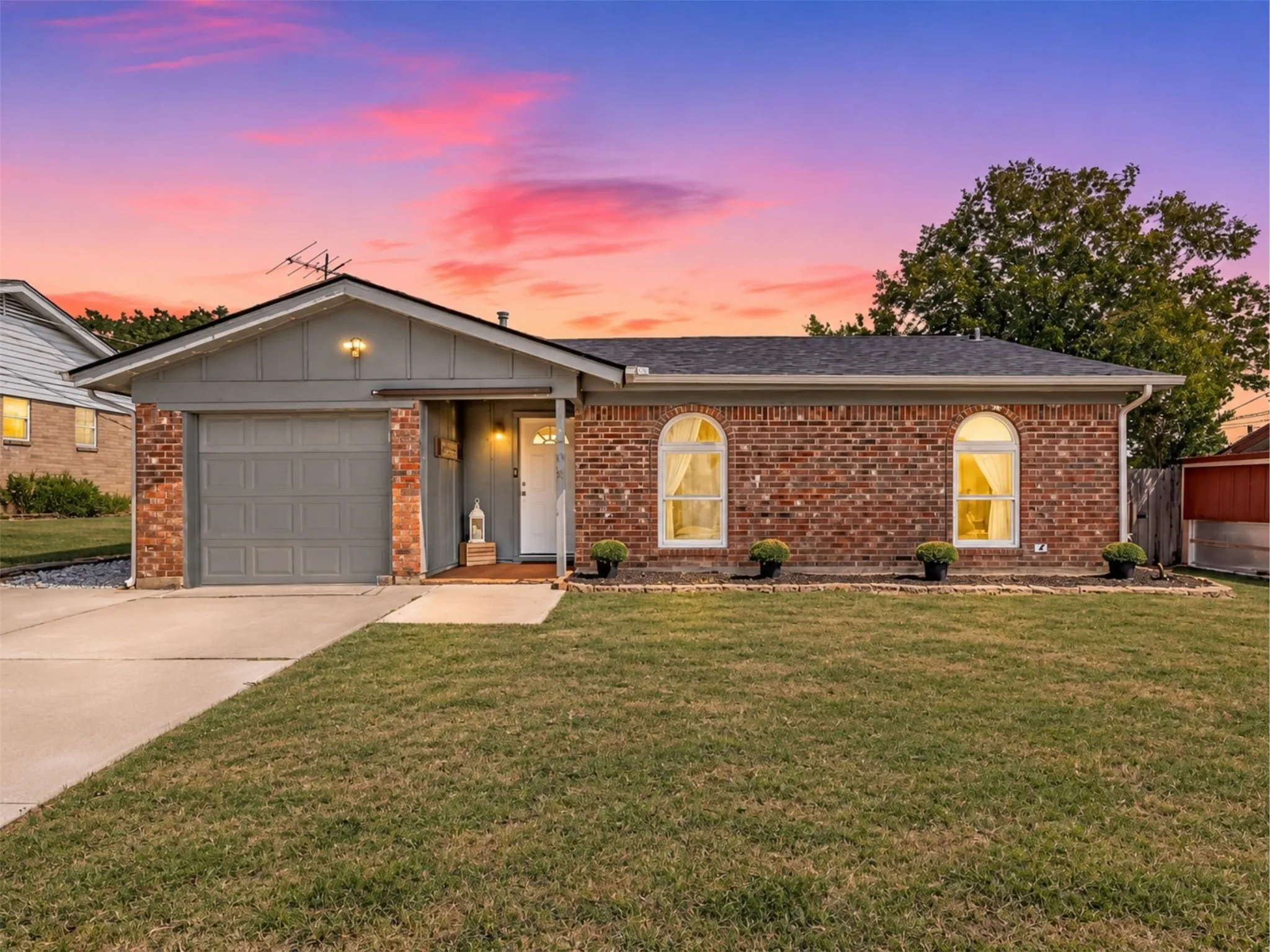 Single Family Residence For Sale in Tarrant County , 7008 Smithfield Road, North Richland Hills, Texas 76182, 3 Bedroom, 3 Bathroom, 1 Garage spaces, 1,357 Sqft, built in 1971, mls#21394722, Real Estate Agent in North Richland Hills, Homes For Sale in Tarrant county, Homes For Sale in North Richland Hills, Realtor in North Richland Hills Texas, Real Estate Brokerage Independent Realty Texas, Luminita Cordes Realtor
