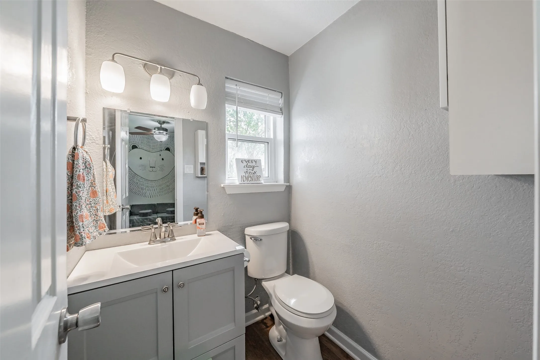 Single Family Residence For Sale in Tarrant County , 7008 Smithfield Road, North Richland Hills, Texas 76182, 3 Bedroom, 3 Bathroom, 1 Garage spaces, 1,357 Sqft, built in 1971, mls#21394722, Real Estate Agent in North Richland Hills, Homes For Sale in Tarrant county, Homes For Sale in North Richland Hills, Realtor in North Richland Hills Texas, Real Estate Brokerage Independent Realty Texas, Luminita Cordes Realtor