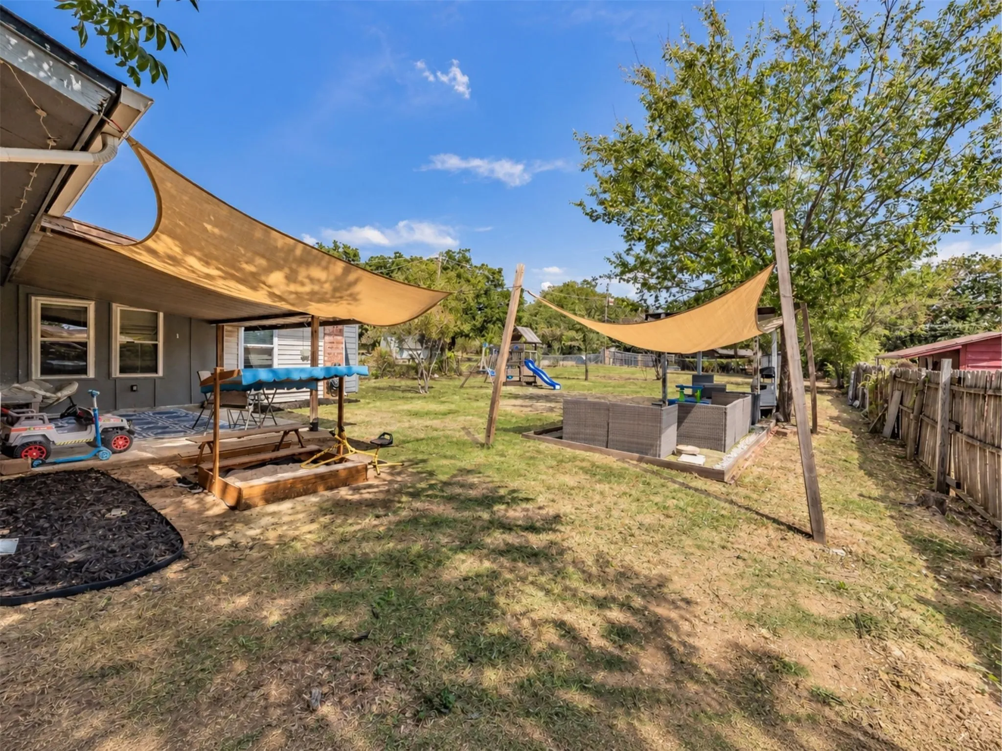 Single Family Residence For Sale in Tarrant County , 7008 Smithfield Road, North Richland Hills, Texas 76182, 3 Bedroom, 3 Bathroom, 1 Garage spaces, 1,357 Sqft, built in 1971, mls#21394722, Real Estate Agent in North Richland Hills, Homes For Sale in Tarrant county, Homes For Sale in North Richland Hills, Realtor in North Richland Hills Texas, Real Estate Brokerage Independent Realty Texas, Luminita Cordes Realtor