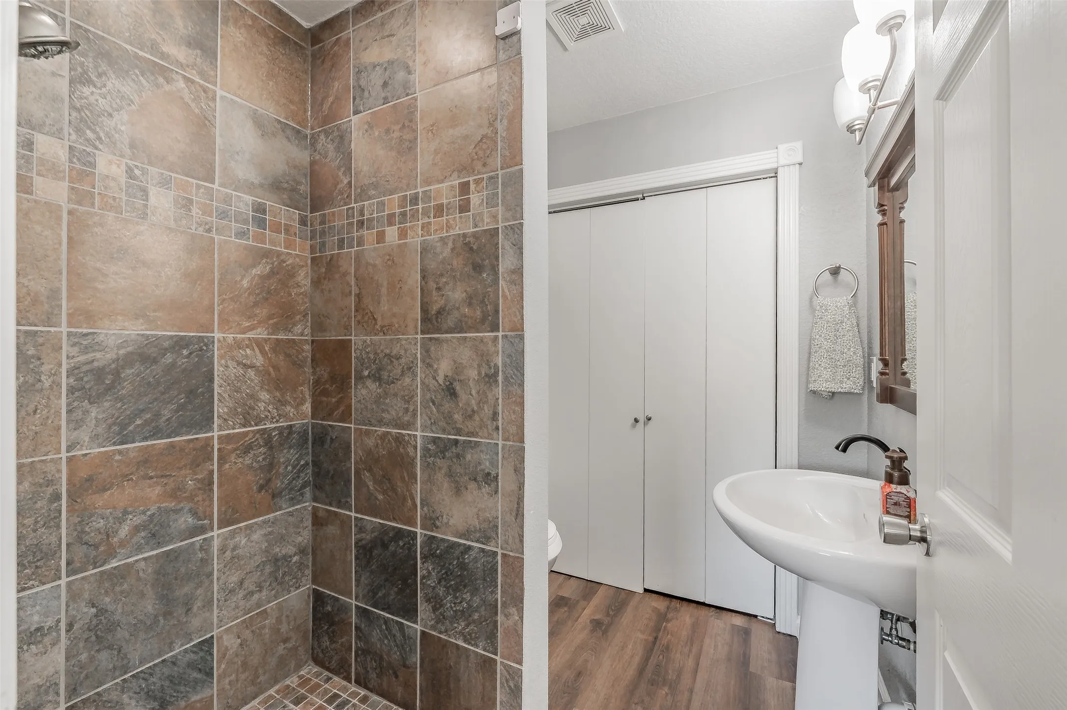 Single Family Residence For Sale in Tarrant County , 7008 Smithfield Road, North Richland Hills, Texas 76182, 3 Bedroom, 3 Bathroom, 1 Garage spaces, 1,357 Sqft, built in 1971, mls#21394722, Real Estate Agent in North Richland Hills, Homes For Sale in Tarrant county, Homes For Sale in North Richland Hills, Realtor in North Richland Hills Texas, Real Estate Brokerage Independent Realty Texas, Luminita Cordes Realtor
