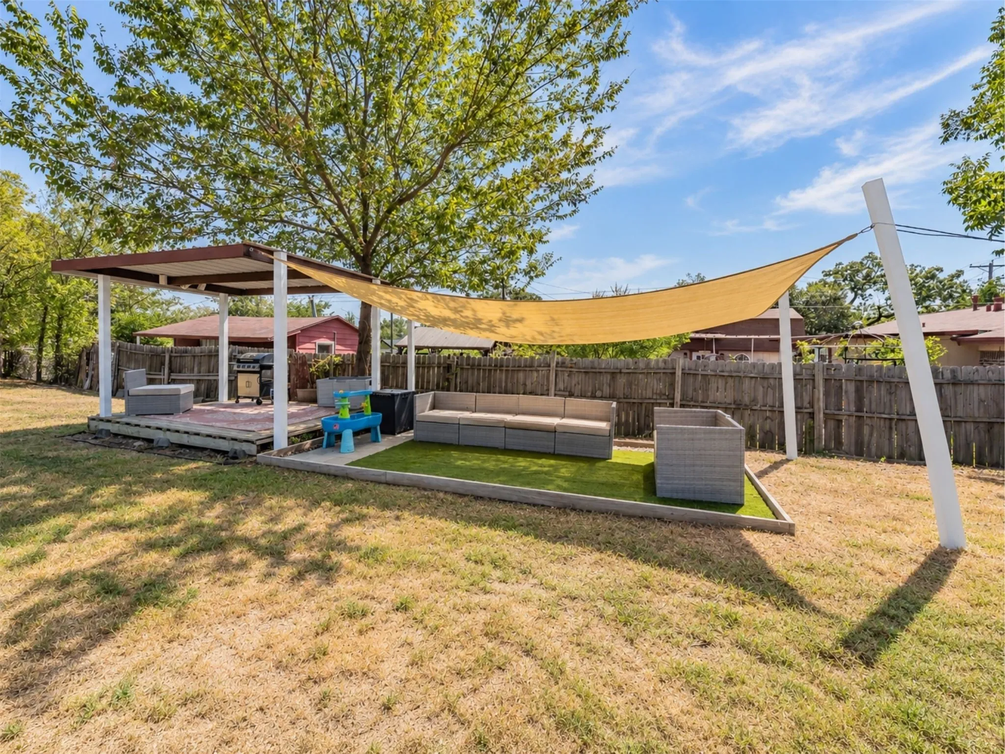 Single Family Residence For Sale in Tarrant County , 7008 Smithfield Road, North Richland Hills, Texas 76182, 3 Bedroom, 3 Bathroom, 1 Garage spaces, 1,357 Sqft, built in 1971, mls#21394722, Real Estate Agent in North Richland Hills, Homes For Sale in Tarrant county, Homes For Sale in North Richland Hills, Realtor in North Richland Hills Texas, Real Estate Brokerage Independent Realty Texas, Luminita Cordes Realtor