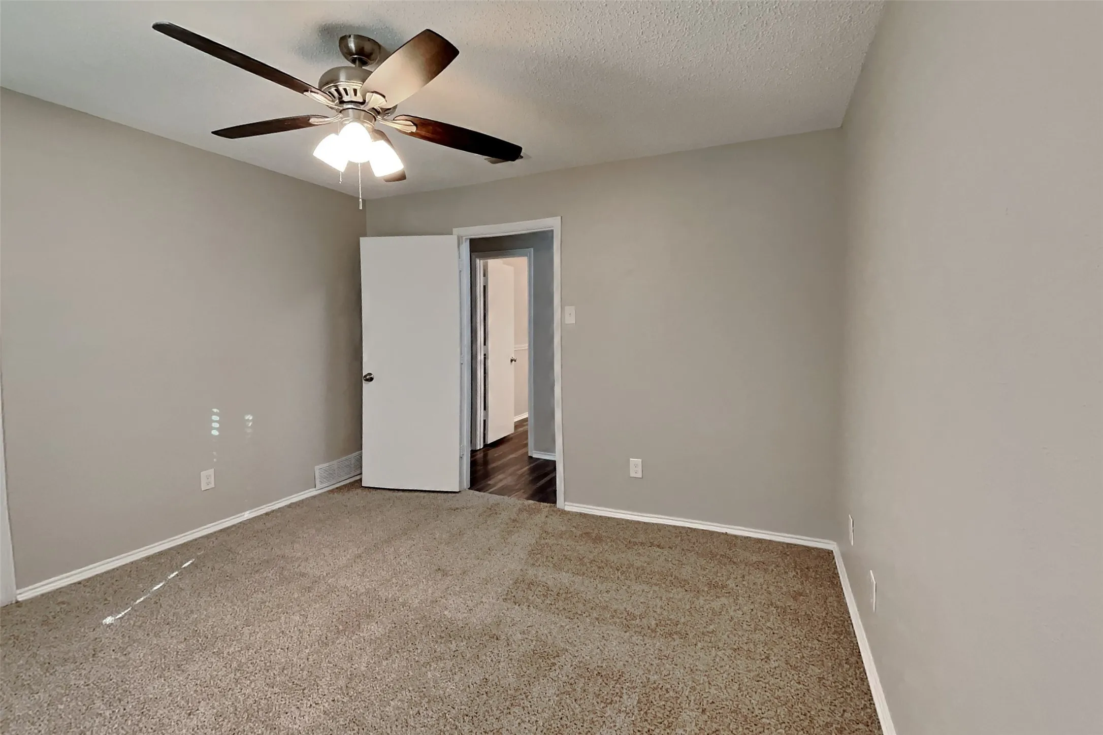 Single Family Residence For Rent in Dallas County , 725 Maple Glen Drive, Garland, Texas 75043, 3 Bedroom, 2 Bathroom, 2 Garage spaces, 1,614 Sqft, built in 1975, mls#21396041, Real Estate Agent in Garland, Homes For Rent in Dallas county, Homes For Rent in Garland, Realtor in Garland Texas, Real Estate Brokerage Independent Realty Texas, Luminita Cordes Realtor