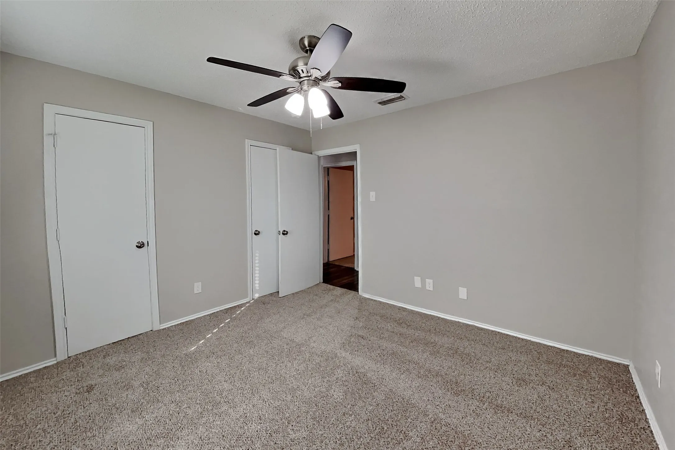 Single Family Residence For Rent in Dallas County , 725 Maple Glen Drive, Garland, Texas 75043, 3 Bedroom, 2 Bathroom, 2 Garage spaces, 1,614 Sqft, built in 1975, mls#21396041, Real Estate Agent in Garland, Homes For Rent in Dallas county, Homes For Rent in Garland, Realtor in Garland Texas, Real Estate Brokerage Independent Realty Texas, Luminita Cordes Realtor
