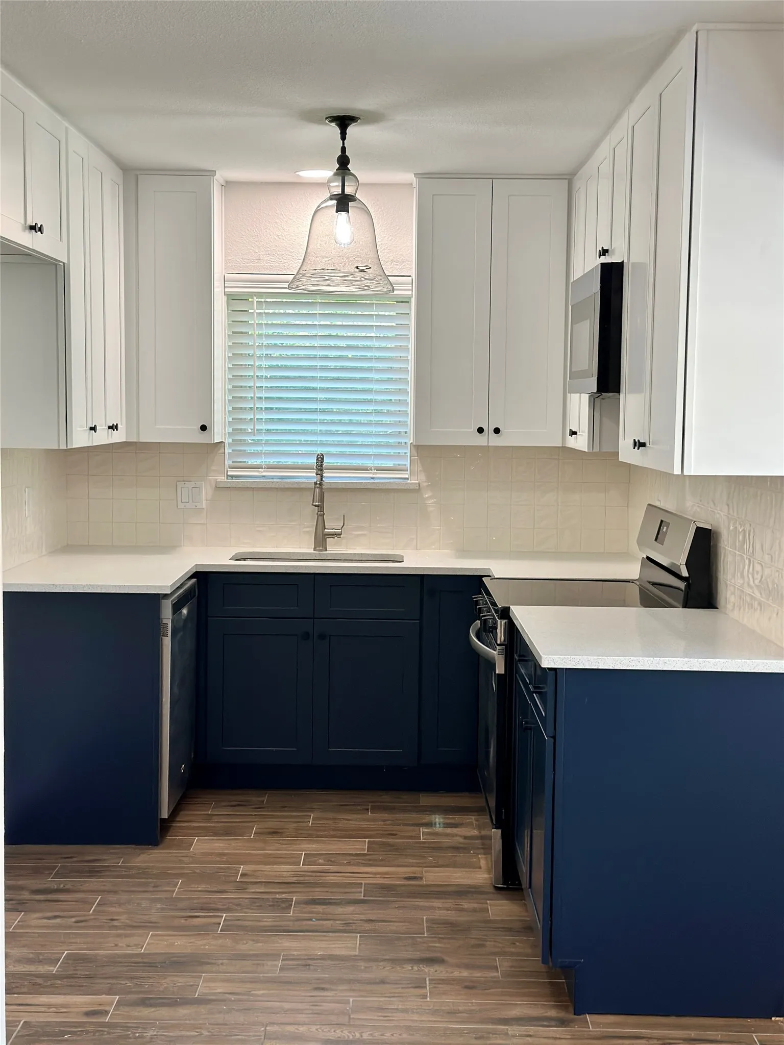 Single Family Residence For Rent in Tarrant County , 120 Lakeway Drive, Benbrook, Texas 76126, 3 Bedroom, 2 Bathroom, 2 Garage spaces, 1,561 Sqft, built in 1970, mls#21396056, Real Estate Agent in Benbrook, Homes For Rent in Tarrant county, Homes For Rent in Benbrook, Realtor in Benbrook Texas, Real Estate Brokerage Independent Realty Texas, Luminita Cordes Realtor