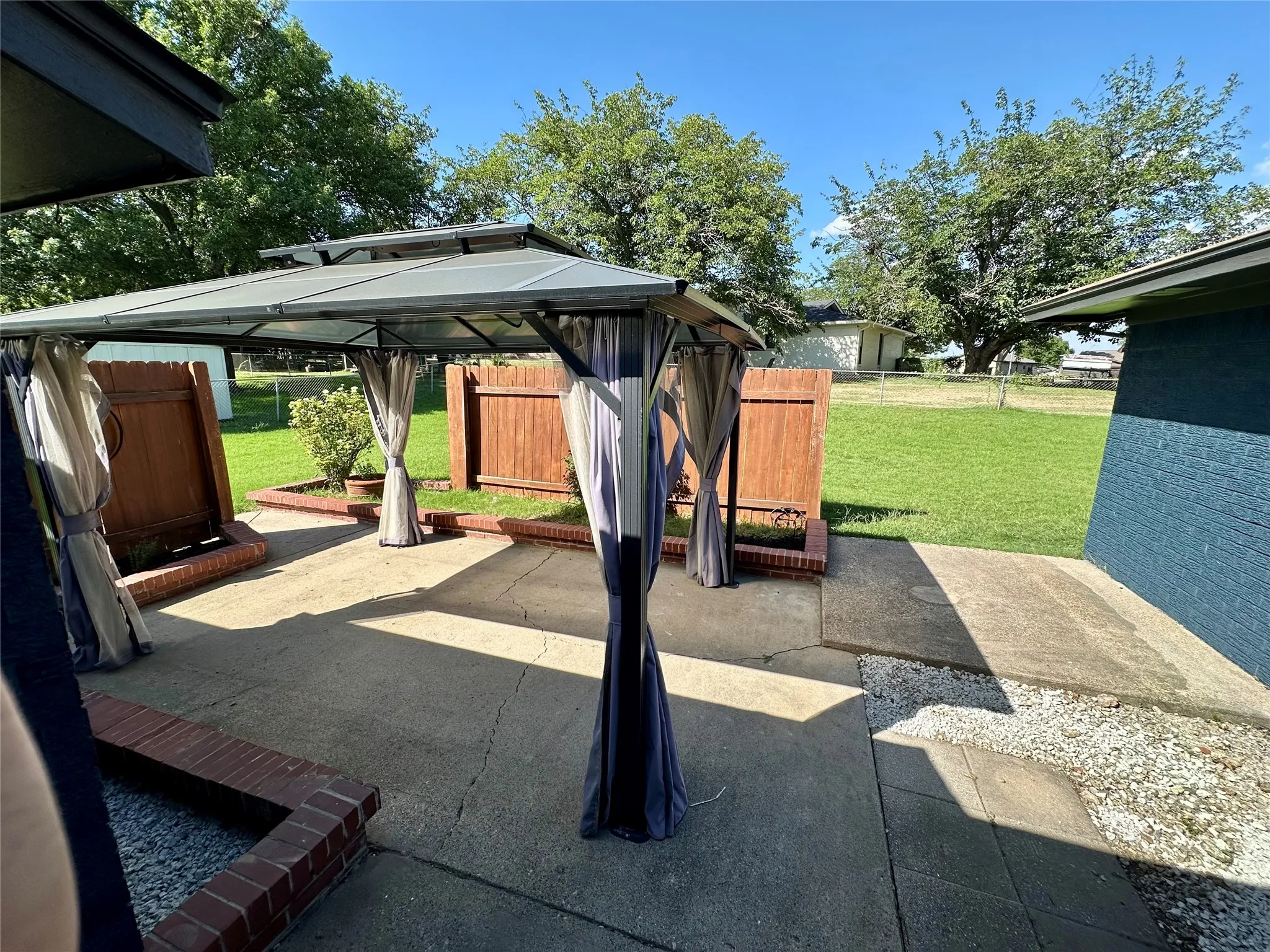 Single Family Residence For Rent in Tarrant County , 120 Lakeway Drive, Benbrook, Texas 76126, 3 Bedroom, 2 Bathroom, 2 Garage spaces, 1,561 Sqft, built in 1970, mls#21396056, Real Estate Agent in Benbrook, Homes For Rent in Tarrant county, Homes For Rent in Benbrook, Realtor in Benbrook Texas, Real Estate Brokerage Independent Realty Texas, Luminita Cordes Realtor