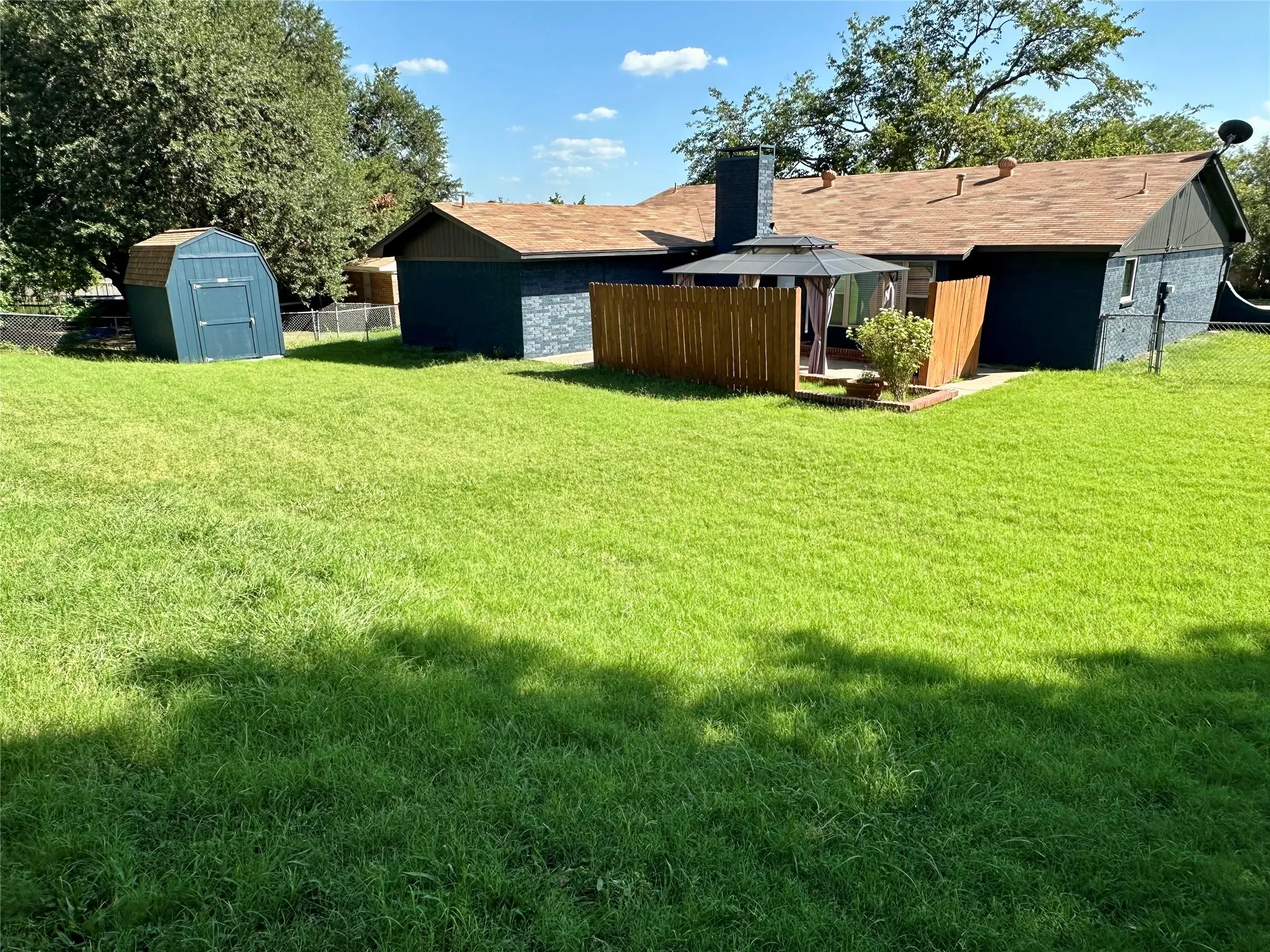 Single Family Residence For Rent in Tarrant County , 120 Lakeway Drive, Benbrook, Texas 76126, 3 Bedroom, 2 Bathroom, 2 Garage spaces, 1,561 Sqft, built in 1970, mls#21396056, Real Estate Agent in Benbrook, Homes For Rent in Tarrant county, Homes For Rent in Benbrook, Realtor in Benbrook Texas, Real Estate Brokerage Independent Realty Texas, Luminita Cordes Realtor