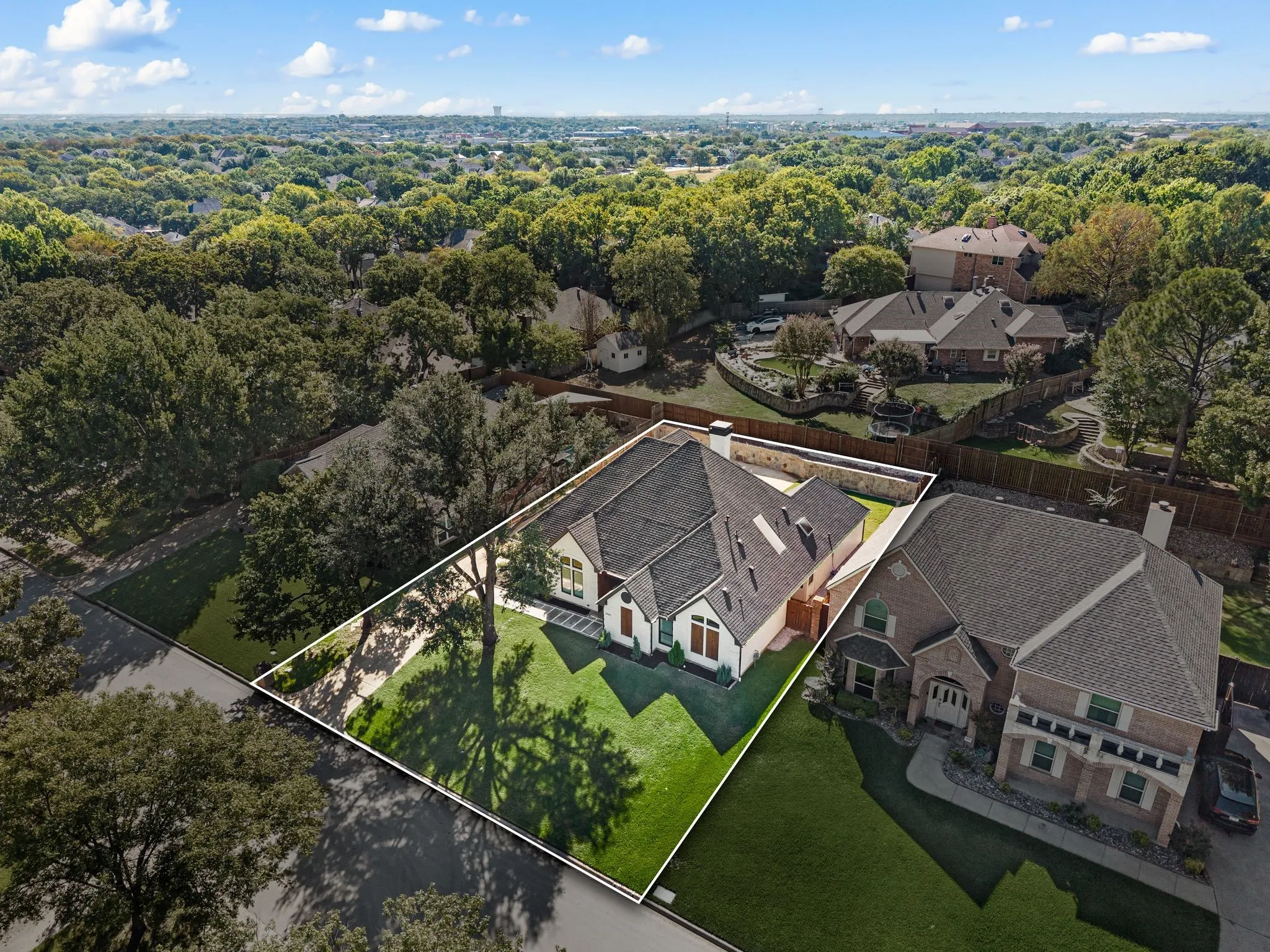 Single Family Residence For Sale in Tarrant County , 2905 Crestline Drive, Grapevine, Texas 76051, 3 Bedroom, 3 Bathroom, 2 Garage spaces, 2,523 Sqft, built in 1985, mls#21366665, Real Estate Agent in Grapevine, Homes For Sale in Tarrant county, Homes For Sale in Grapevine, Realtor in Grapevine Texas, Real Estate Brokerage Independent Realty Texas, Luminita Cordes Realtor