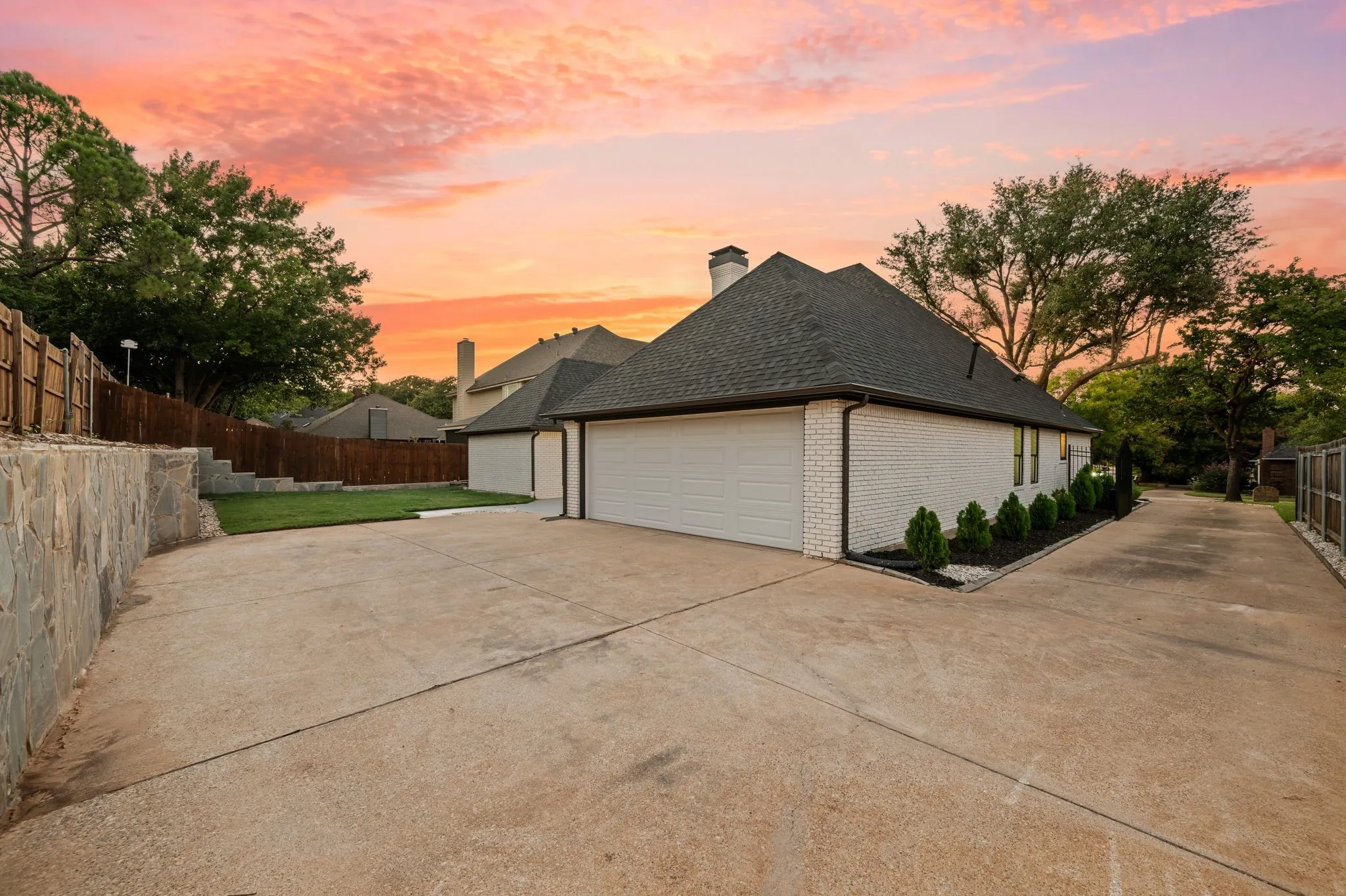 Single Family Residence For Sale in Tarrant County , 2905 Crestline Drive, Grapevine, Texas 76051, 3 Bedroom, 3 Bathroom, 2 Garage spaces, 2,523 Sqft, built in 1985, mls#21366665, Real Estate Agent in Grapevine, Homes For Sale in Tarrant county, Homes For Sale in Grapevine, Realtor in Grapevine Texas, Real Estate Brokerage Independent Realty Texas, Luminita Cordes Realtor