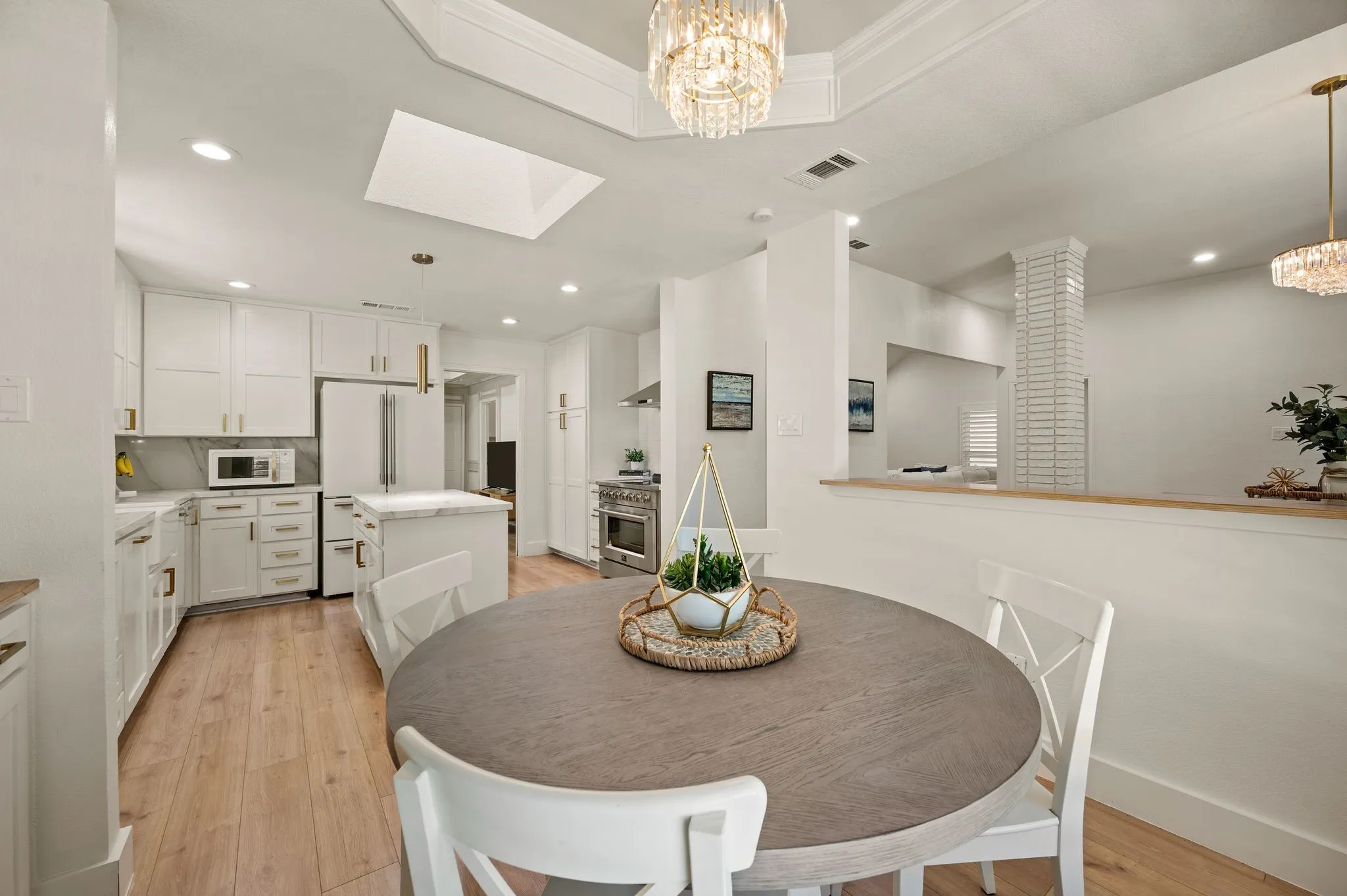 Single Family Residence For Sale in Tarrant County , 2905 Crestline Drive, Grapevine, Texas 76051, 3 Bedroom, 3 Bathroom, 2 Garage spaces, 2,523 Sqft, built in 1985, mls#21366665, Real Estate Agent in Grapevine, Homes For Sale in Tarrant county, Homes For Sale in Grapevine, Realtor in Grapevine Texas, Real Estate Brokerage Independent Realty Texas, Luminita Cordes Realtor