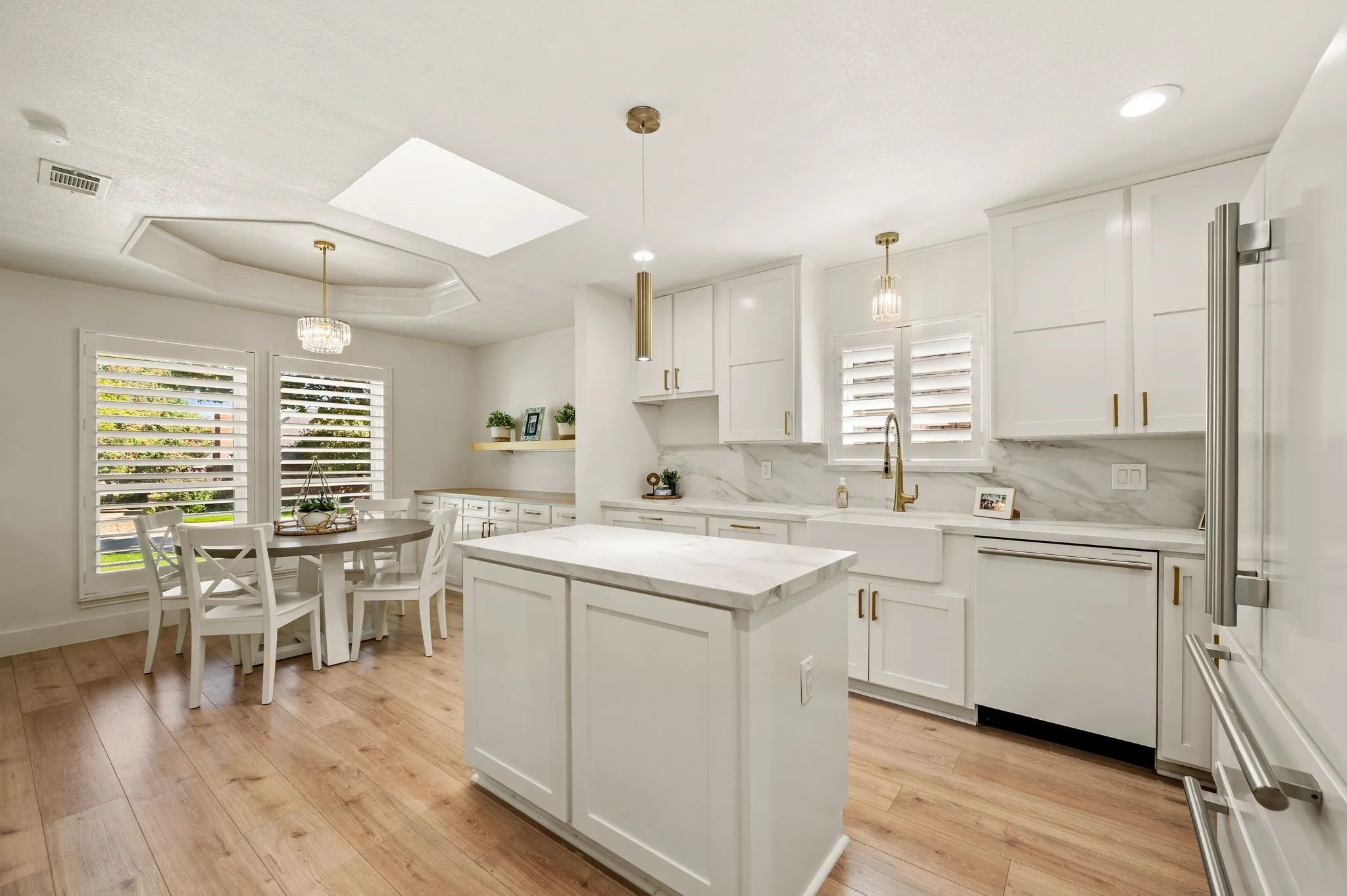 Single Family Residence For Sale in Tarrant County , 2905 Crestline Drive, Grapevine, Texas 76051, 3 Bedroom, 3 Bathroom, 2 Garage spaces, 2,523 Sqft, built in 1985, mls#21366665, Real Estate Agent in Grapevine, Homes For Sale in Tarrant county, Homes For Sale in Grapevine, Realtor in Grapevine Texas, Real Estate Brokerage Independent Realty Texas, Luminita Cordes Realtor
