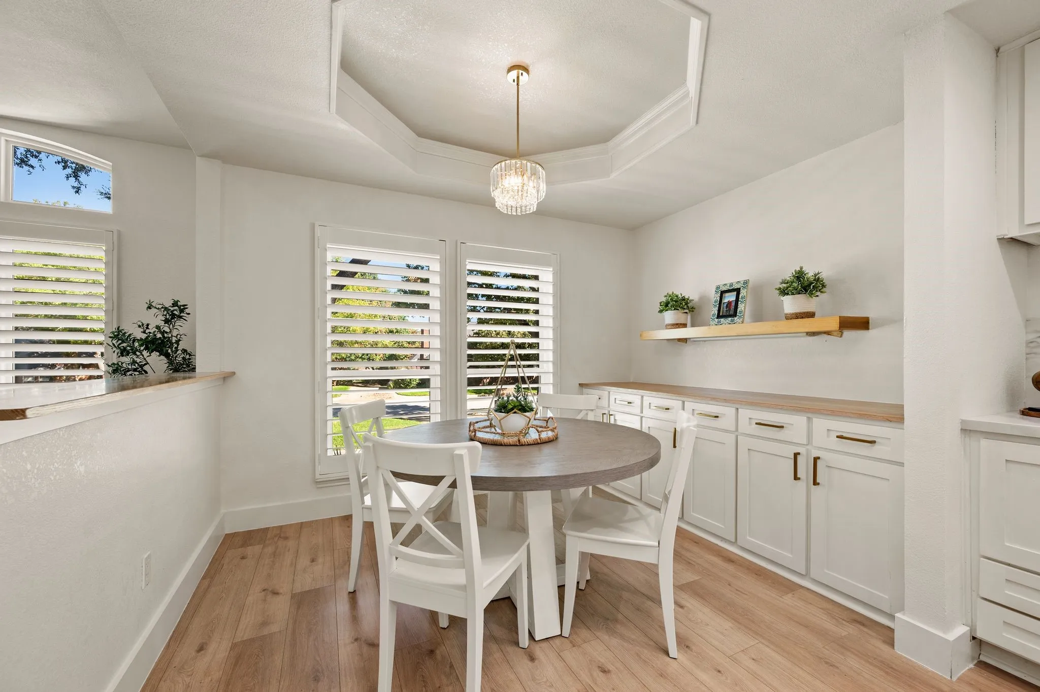 Single Family Residence For Sale in Tarrant County , 2905 Crestline Drive, Grapevine, Texas 76051, 3 Bedroom, 3 Bathroom, 2 Garage spaces, 2,523 Sqft, built in 1985, mls#21366665, Real Estate Agent in Grapevine, Homes For Sale in Tarrant county, Homes For Sale in Grapevine, Realtor in Grapevine Texas, Real Estate Brokerage Independent Realty Texas, Luminita Cordes Realtor