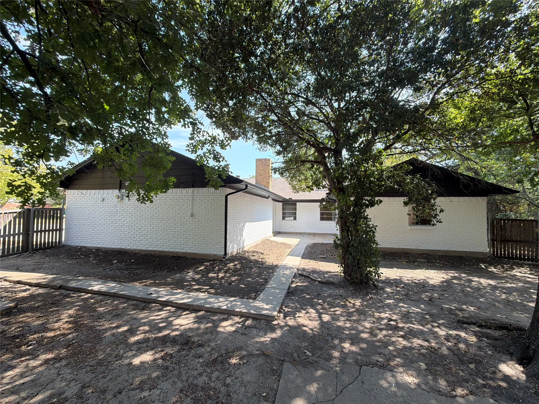 Single Family Residence For Sale in Denton County , 1329 Wellington Drive, Denton, Texas 76209, 3 Bedroom, 2 Bathroom, 2 Garage spaces, 2,076 Sqft, built in 1965, mls#21396066, Real Estate Agent in Denton, Homes For Sale in Denton county, Homes For Sale in Denton, Realtor in Denton Texas, Real Estate Brokerage Independent Realty Texas, Luminita Cordes Realtor