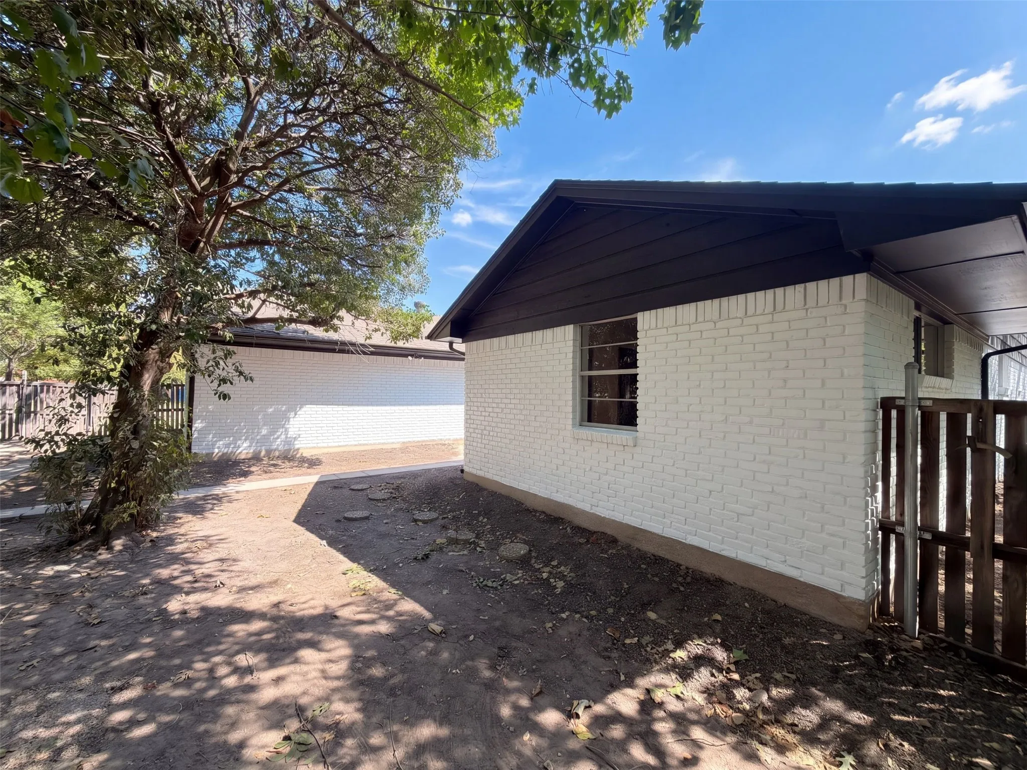 Single Family Residence For Sale in Denton County , 1329 Wellington Drive, Denton, Texas 76209, 3 Bedroom, 2 Bathroom, 2 Garage spaces, 2,076 Sqft, built in 1965, mls#21396066, Real Estate Agent in Denton, Homes For Sale in Denton county, Homes For Sale in Denton, Realtor in Denton Texas, Real Estate Brokerage Independent Realty Texas, Luminita Cordes Realtor