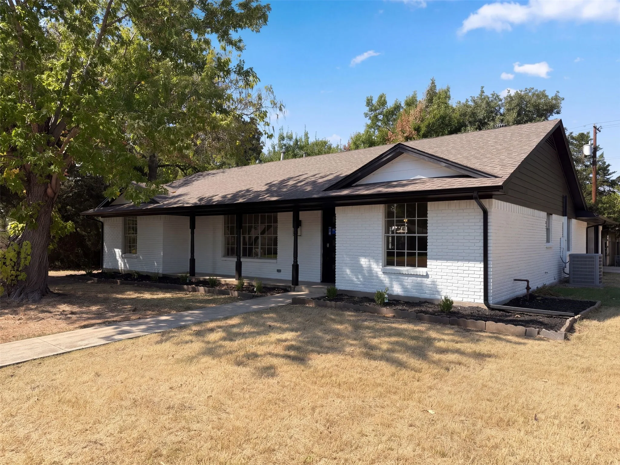 Single Family Residence For Sale in Denton County , 1329 Wellington Drive, Denton, Texas 76209, 3 Bedroom, 2 Bathroom, 2 Garage spaces, 2,076 Sqft, built in 1965, mls#21396066, Real Estate Agent in Denton, Homes For Sale in Denton county, Homes For Sale in Denton, Realtor in Denton Texas, Real Estate Brokerage Independent Realty Texas, Luminita Cordes Realtor