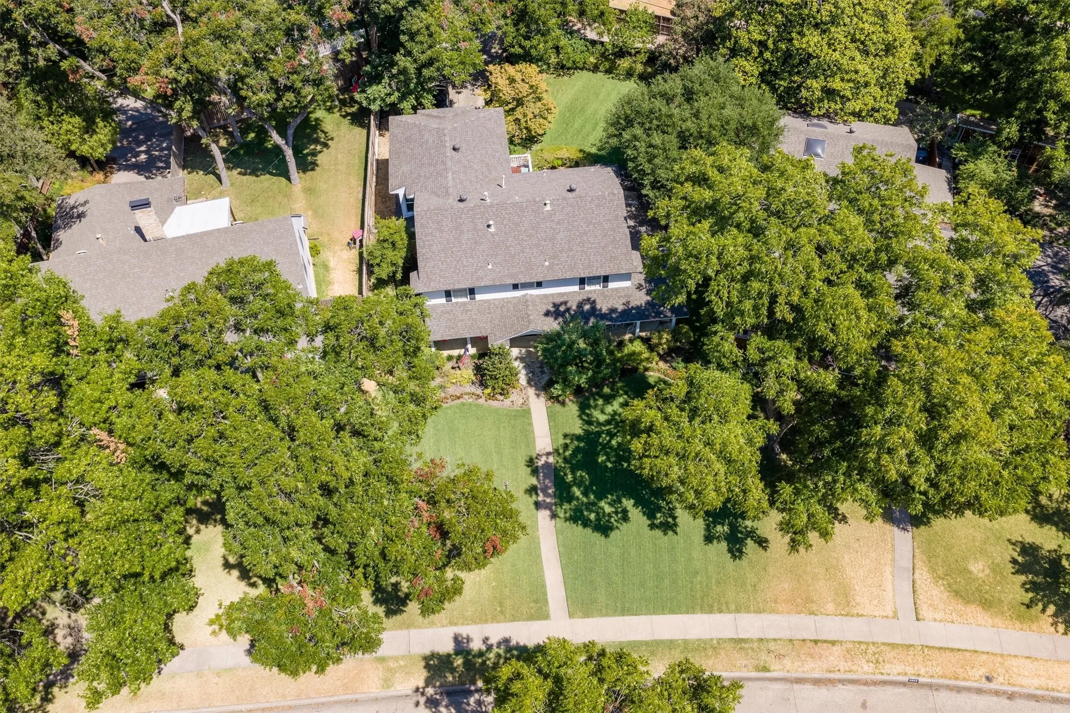 Single Family Residence For Sale in Dallas County , 9908 Robin Hill Lane, Dallas, Texas 75238, 4 Bedroom, 3 Bathroom, 2 Garage spaces, 2,930 Sqft, built in 1964, mls#21394701, Real Estate Agent in Dallas, Homes For Sale in Dallas county, Homes For Sale in Dallas, Realtor in Dallas Texas, Real Estate Brokerage Independent Realty Texas, Luminita Cordes Realtor